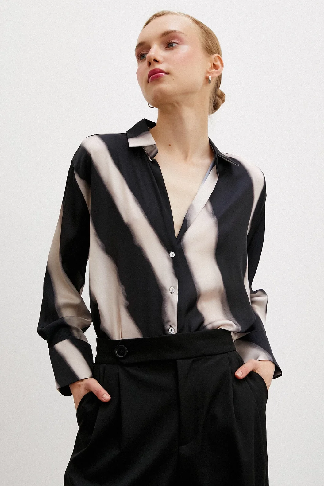 قميص حرير بياقة V مخططة باللون البيج