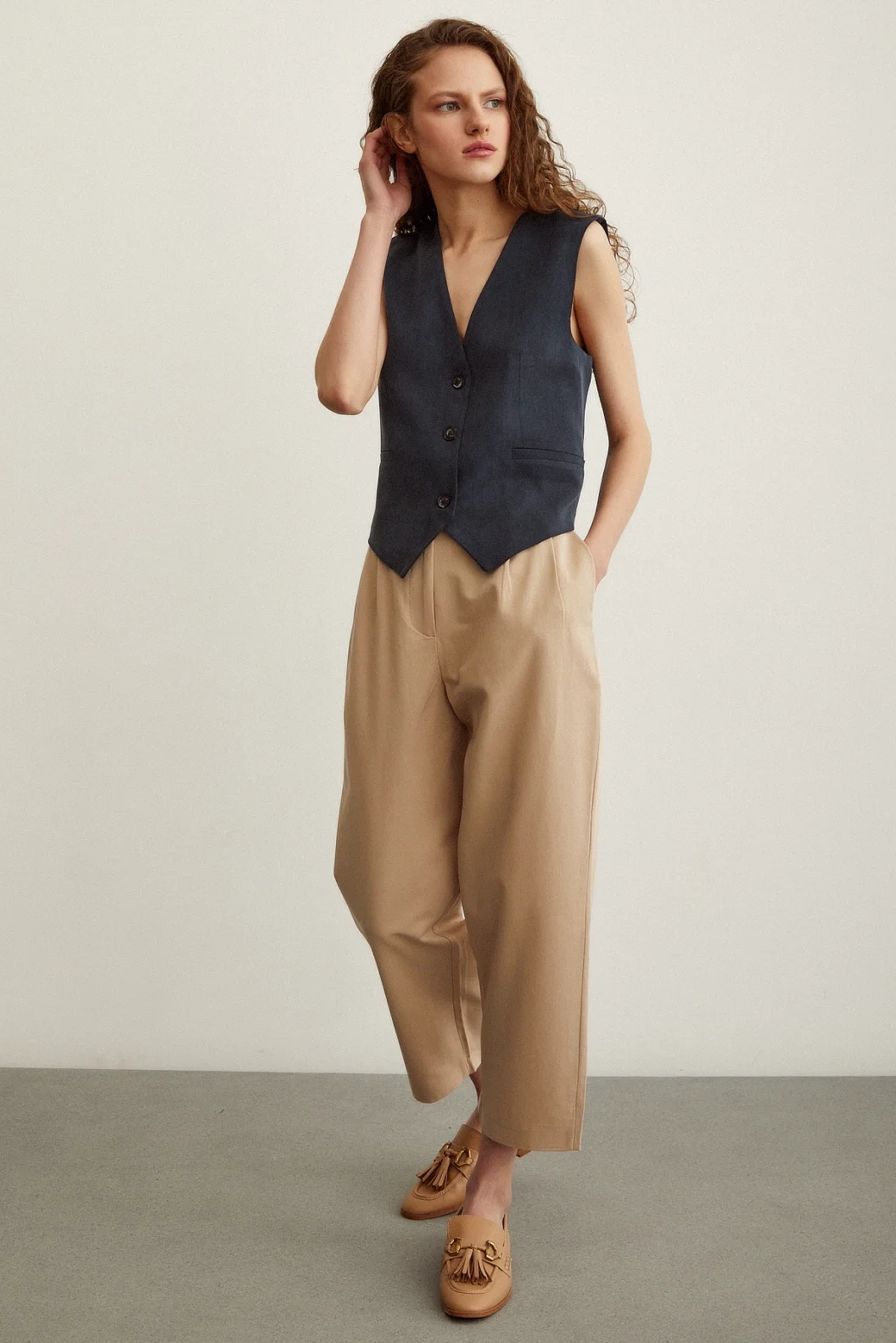 السروال متعدد الجيوب الأمامية بلون البيج