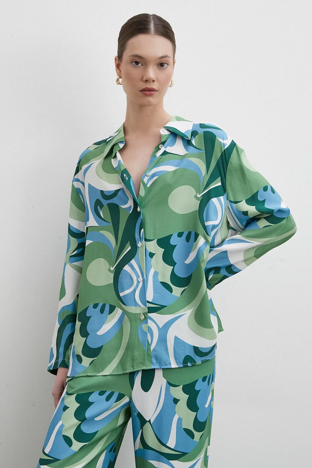 قميص فيسكوز مطبوع باللون الأخضر