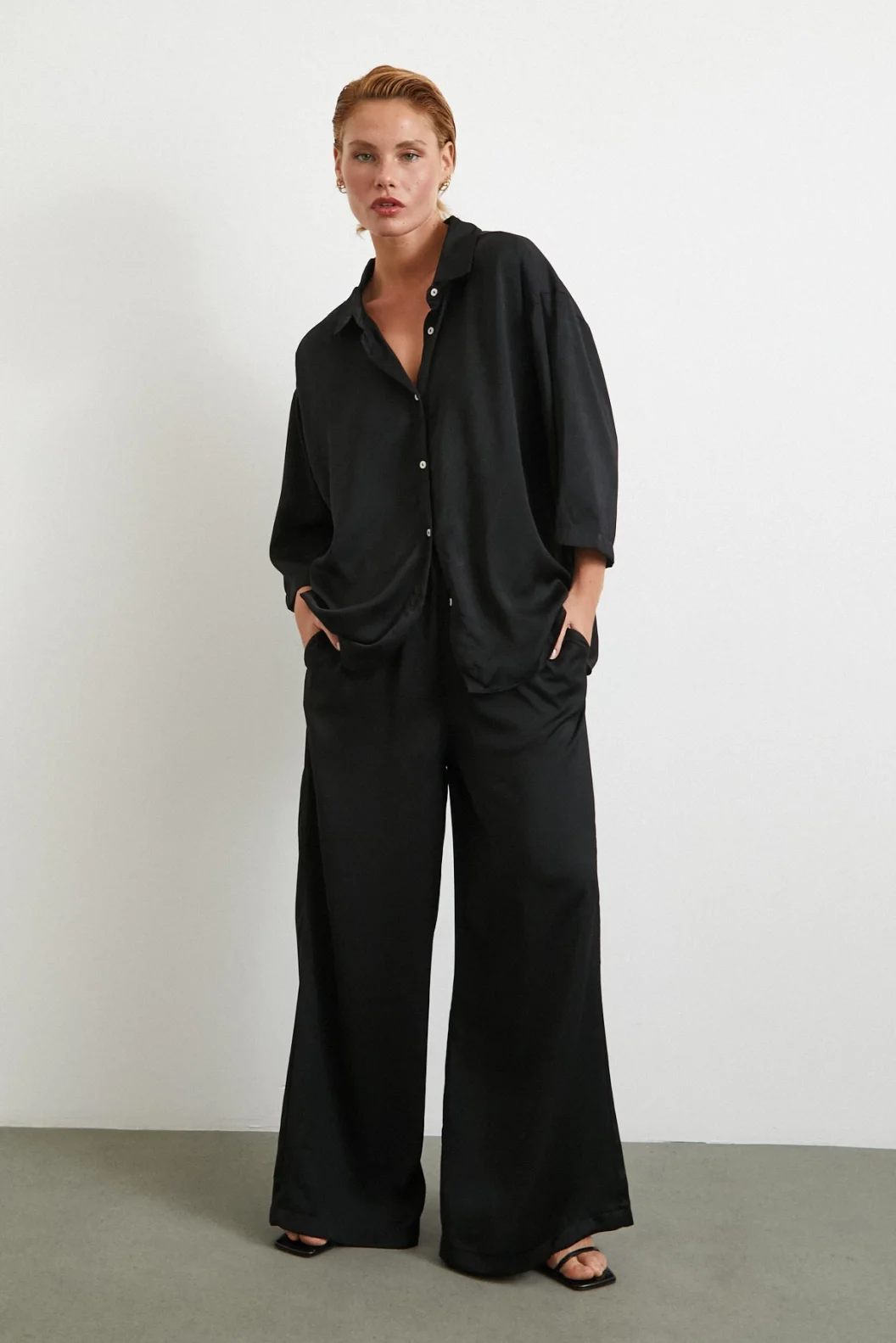 بنطلون رومانتيك بقصّة فضفاضة أسود