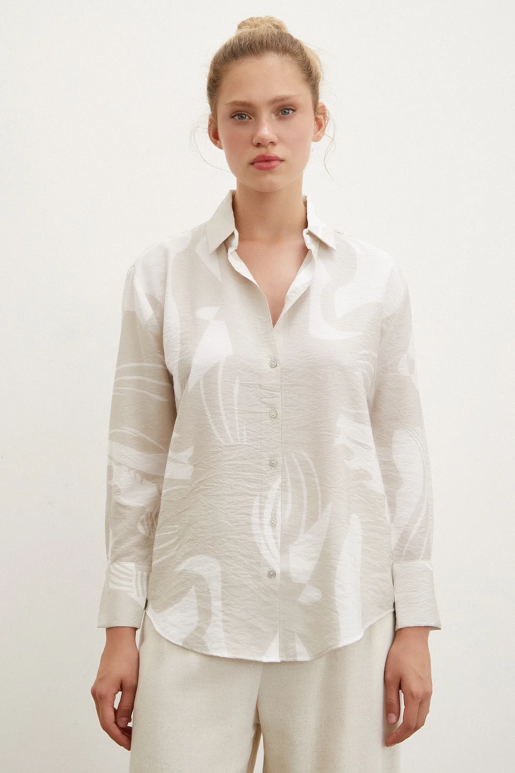 قميص بيج بياقة V Modal