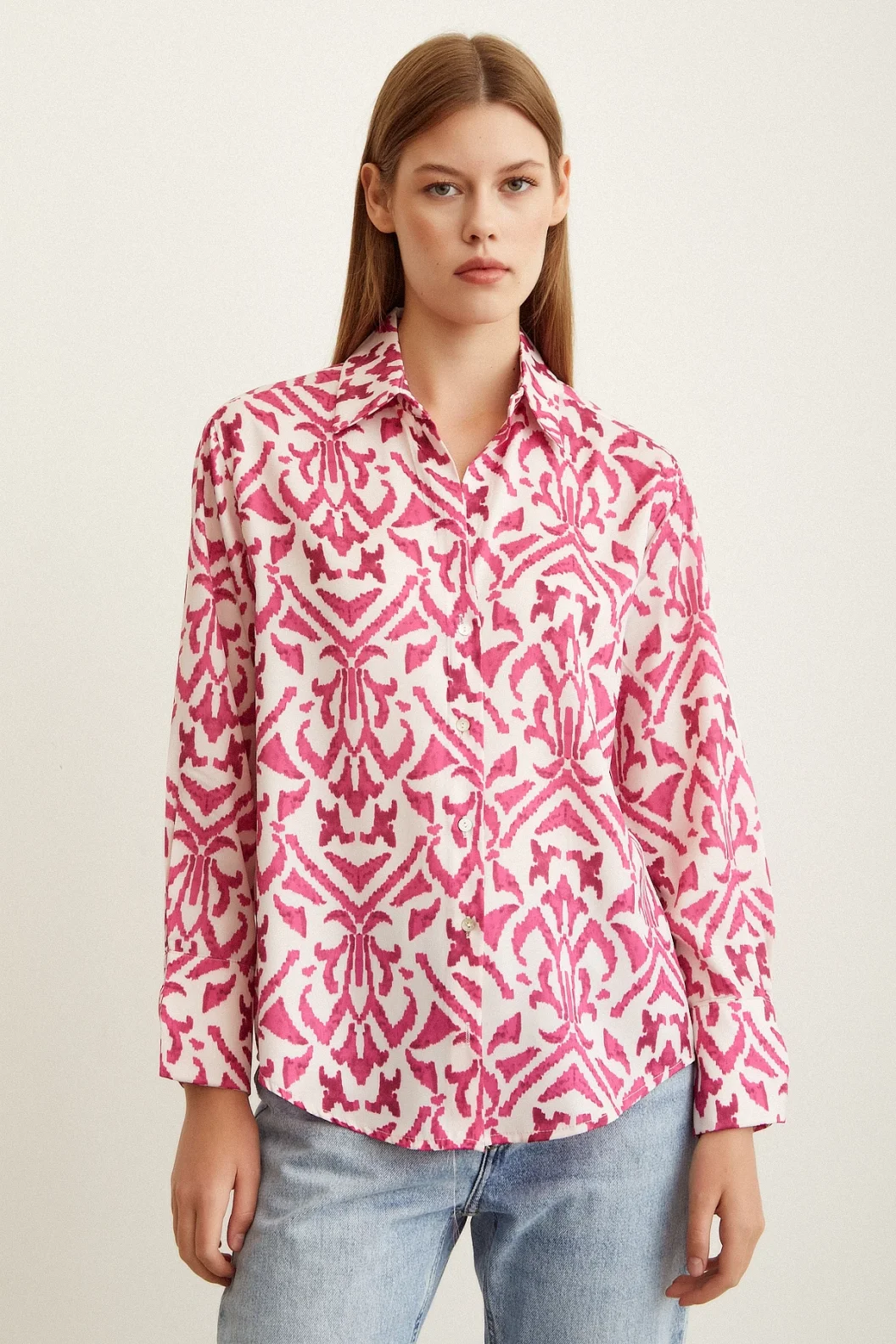 قميص حرير برقبة V مزين بنقوش وردية