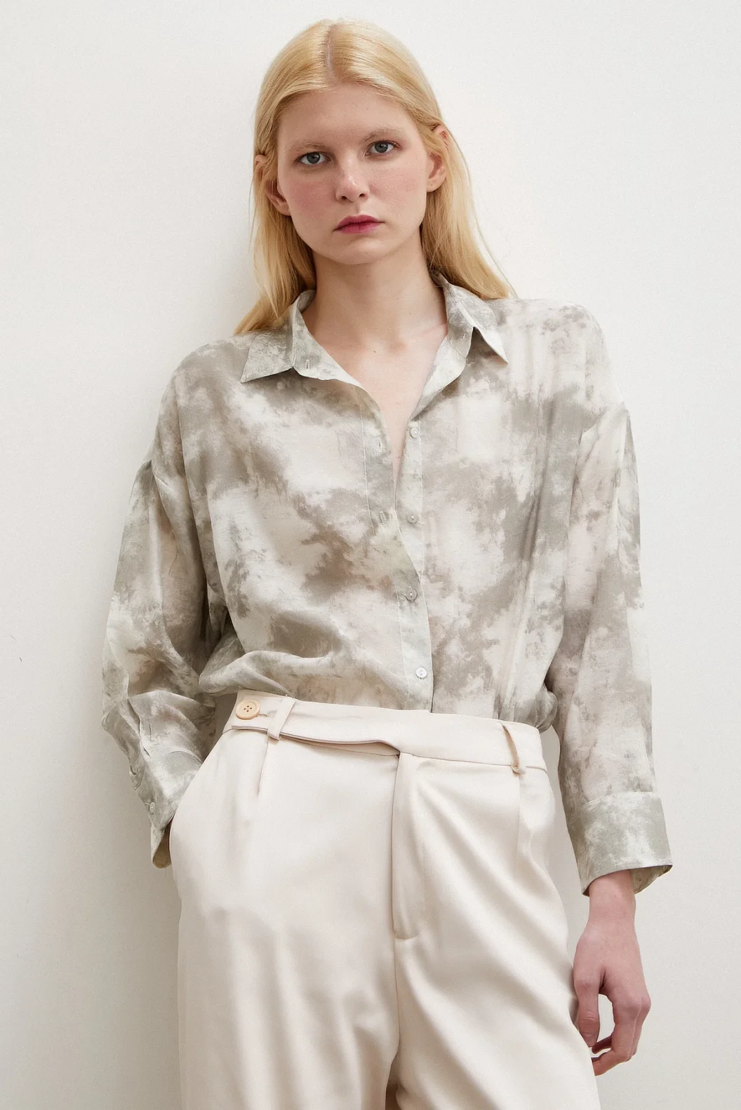 قميص بقصّة واسعة بتصميم مخطط باللون الرمادي