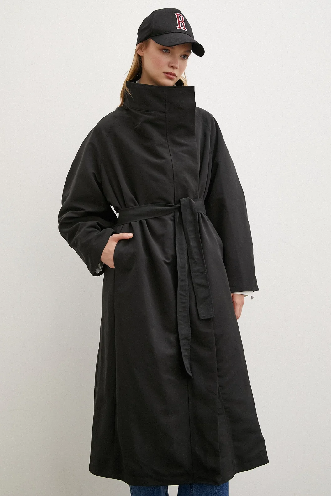 Schwarzer Trenchcoat mit Taschen