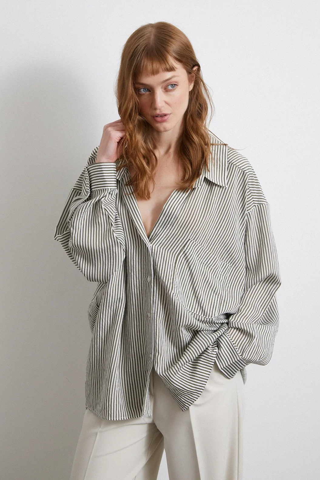 قميص مخطط بأكمام الخفاش باللون الكاكي