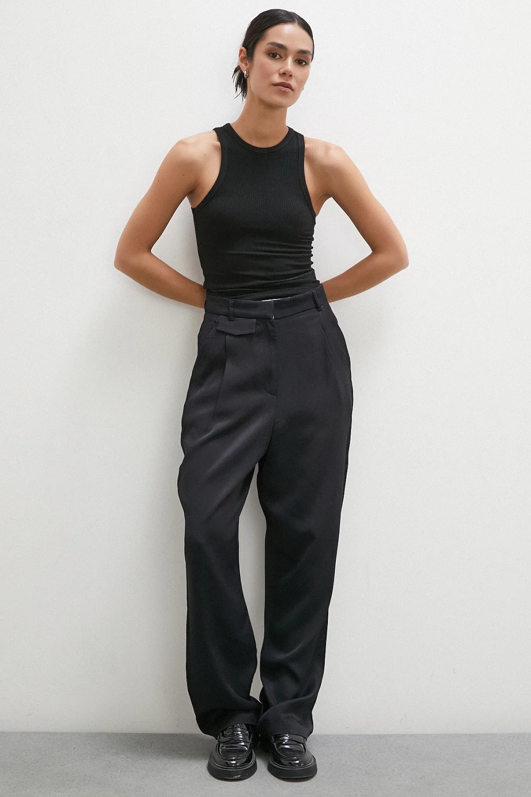 Schwarze klassische Hose mit Gürteldetails