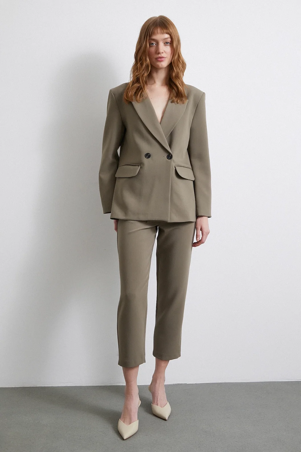 السروال الضيق المصنوع من قماش البشكير بلون الخردل