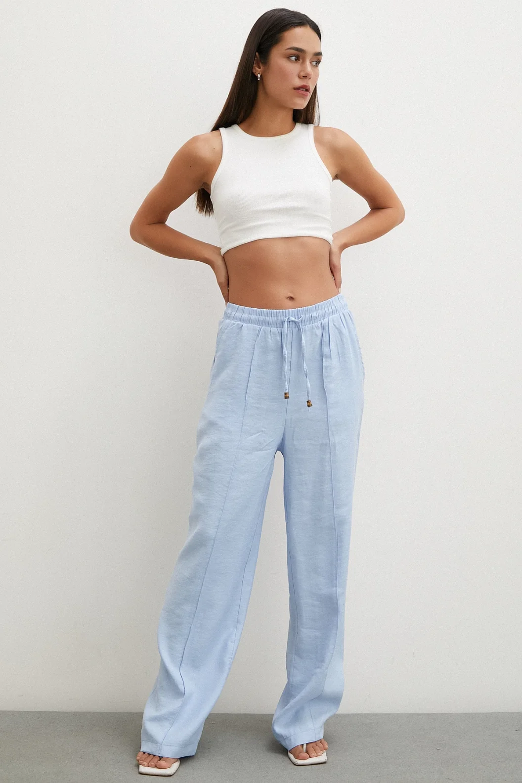 بنطلون برفقة حزام لونه أزرق فاتح