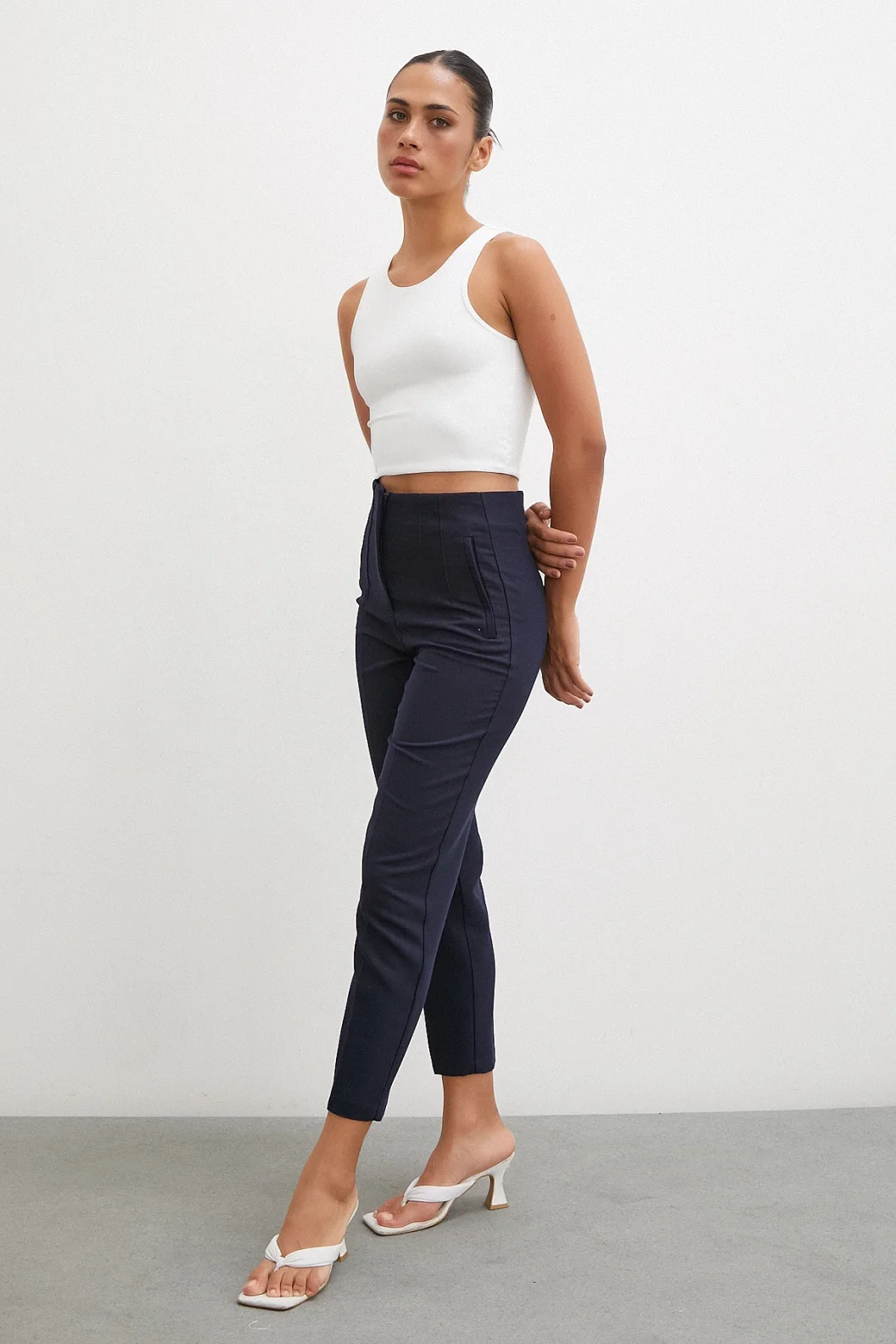 بنطلون قماش ضيق اللون الأزرق