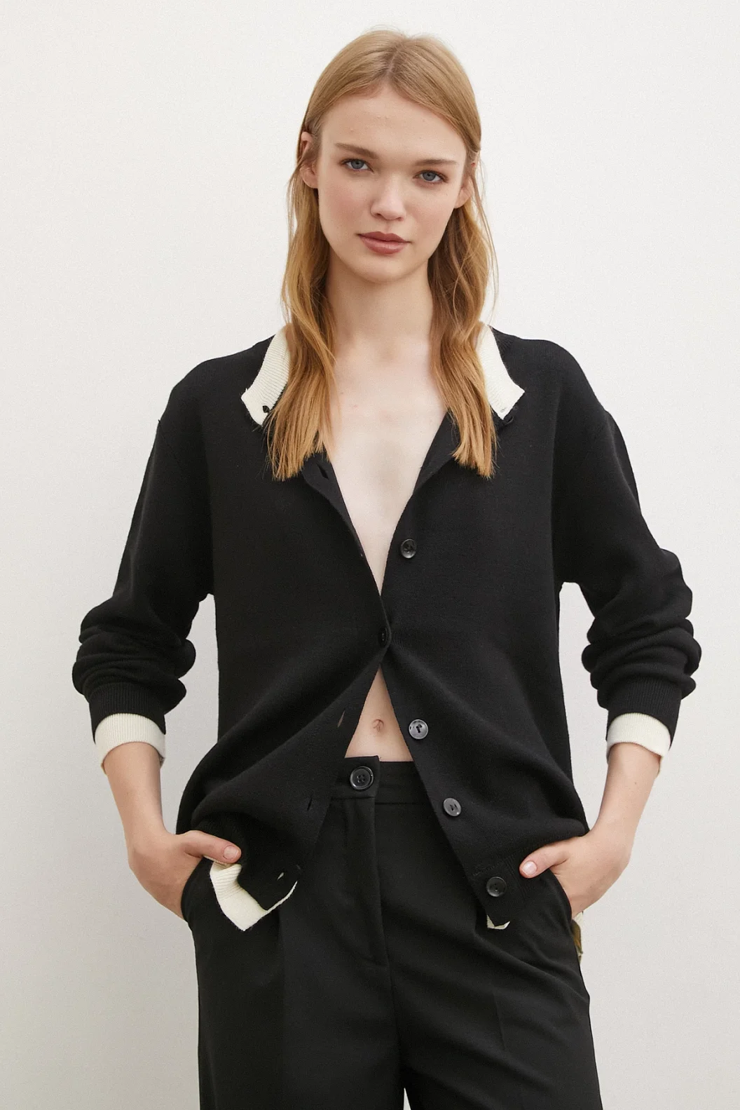 Schwarze Strickjacke mit doppeltem Kragen und Knöpfen