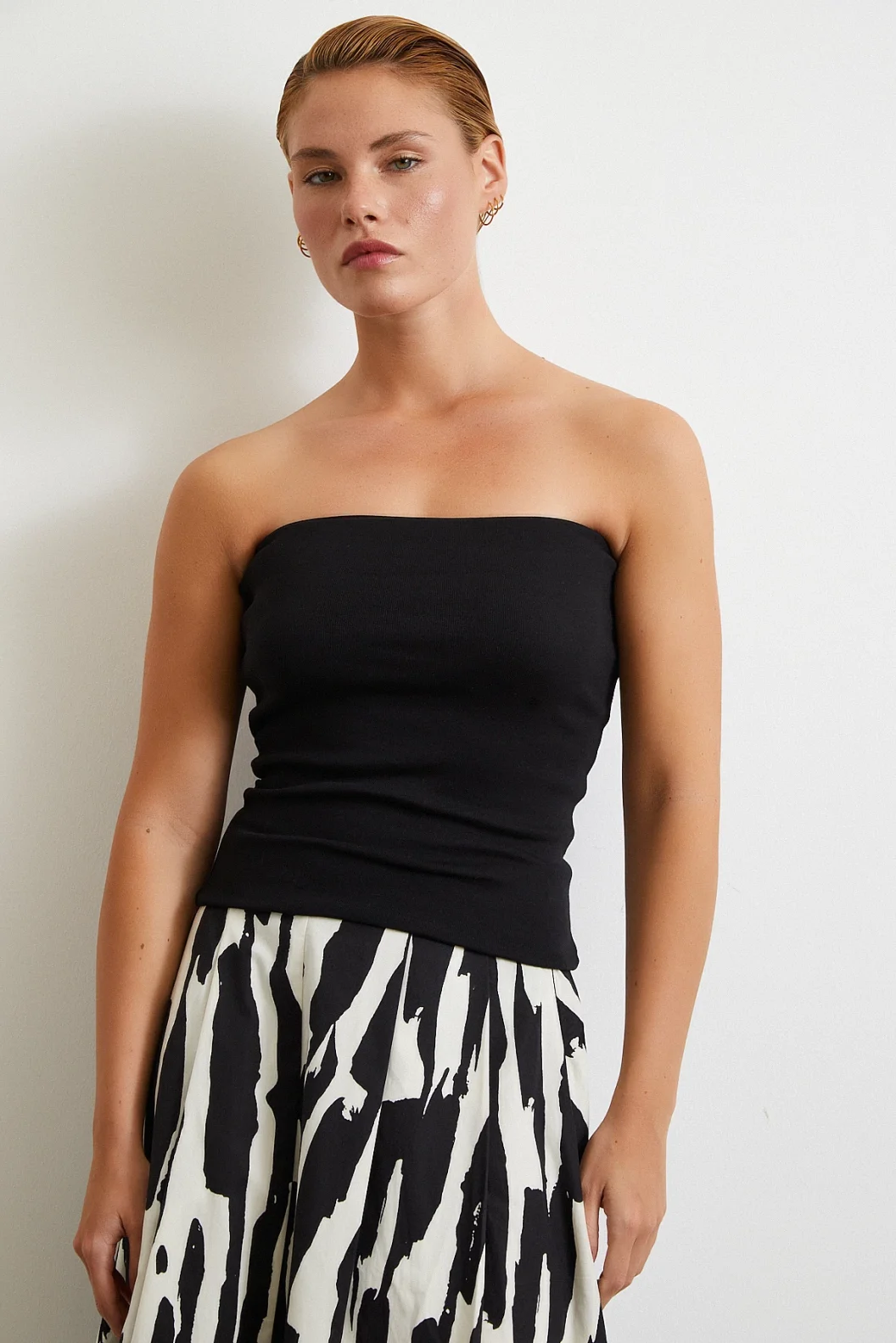 بلوزة بلا أكمام سوداء