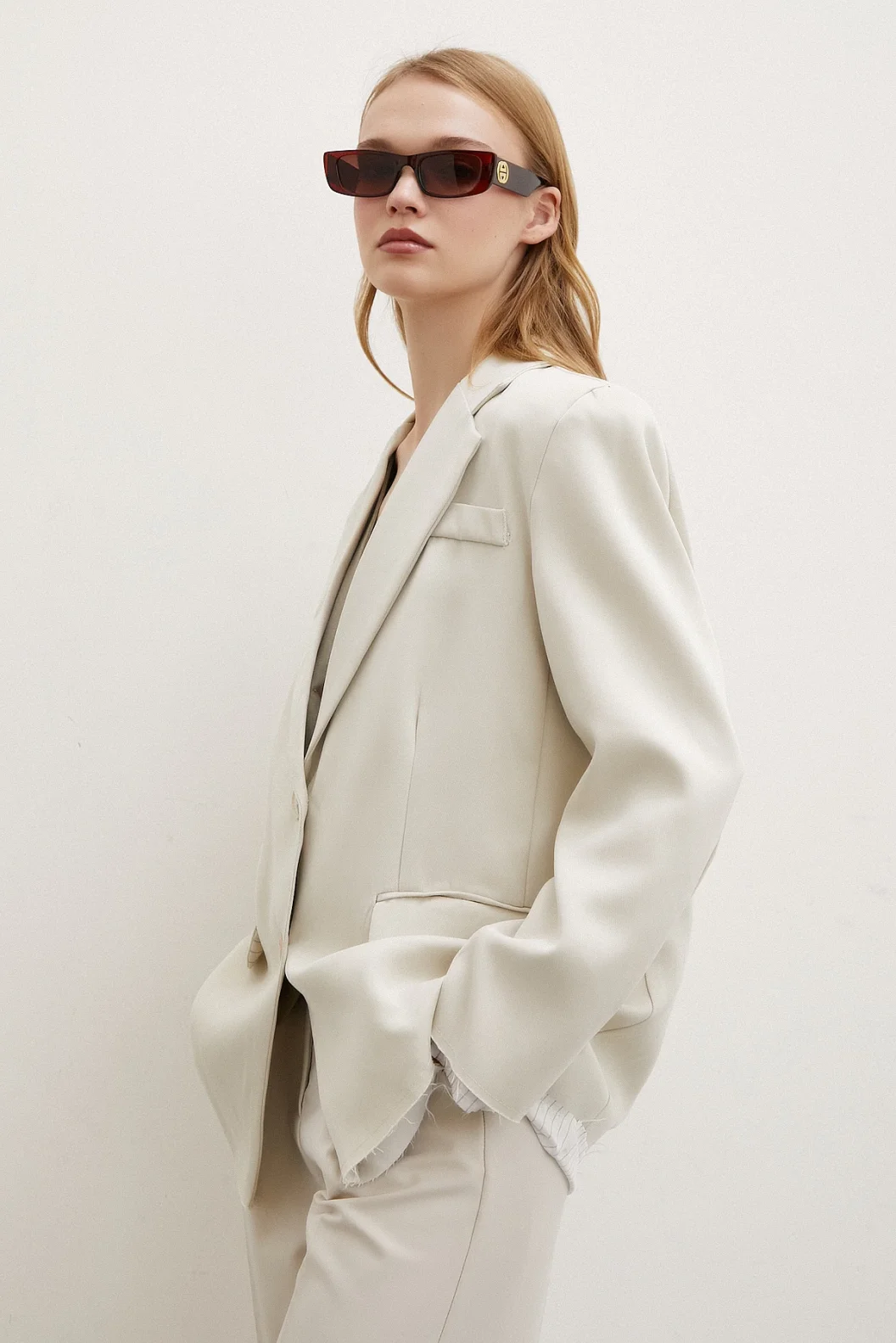 جاكيت بليزر بأزرار بيج بتفاصيل مقصوصة للهواتف