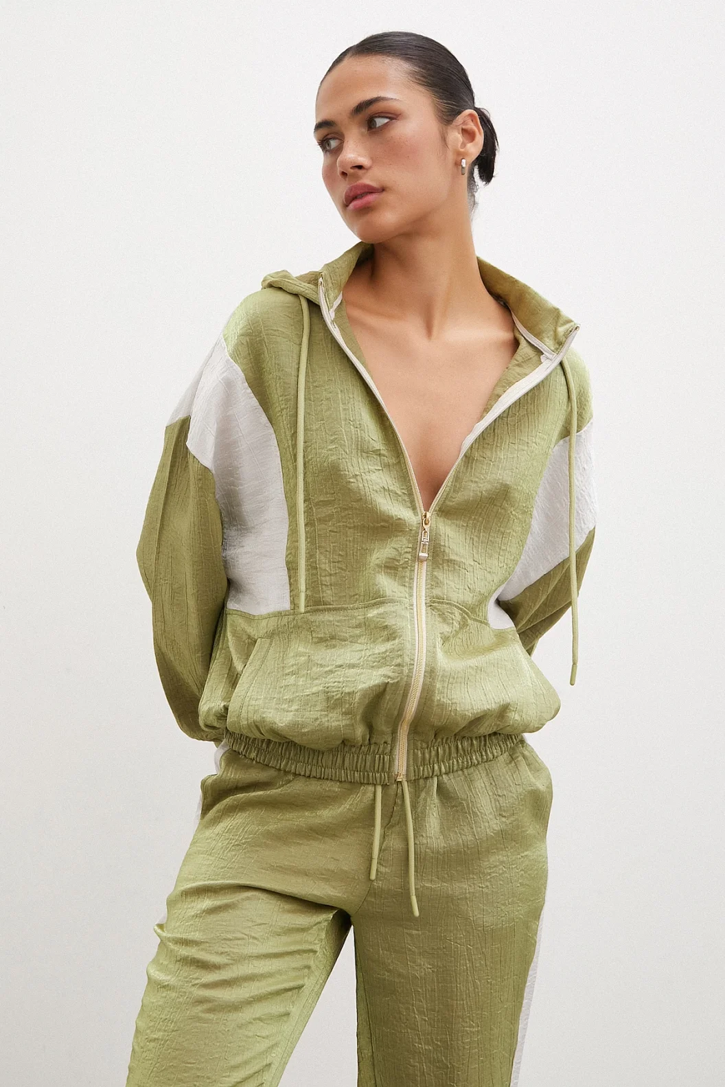 سويت شيرت مع سحَّاب وبطانة باللون الأخضر الزيتوني