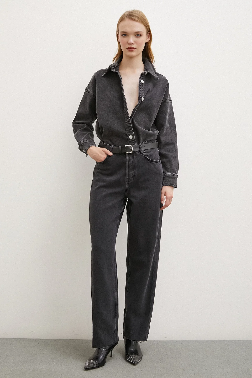 سروال جينز أسود مع خصر عالي وأساور منخفضة