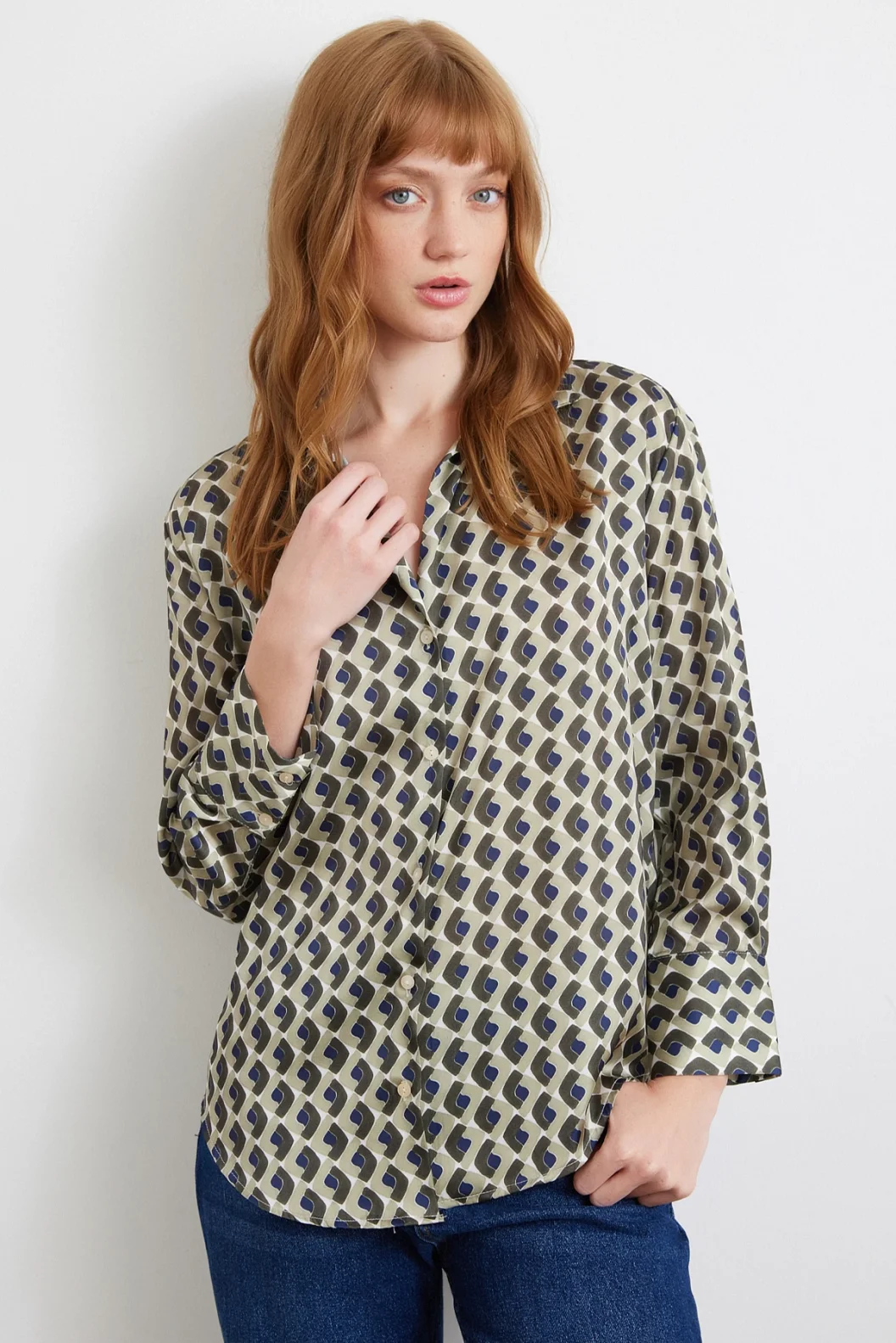 قميص حرير هاكي بنقشة هندسية