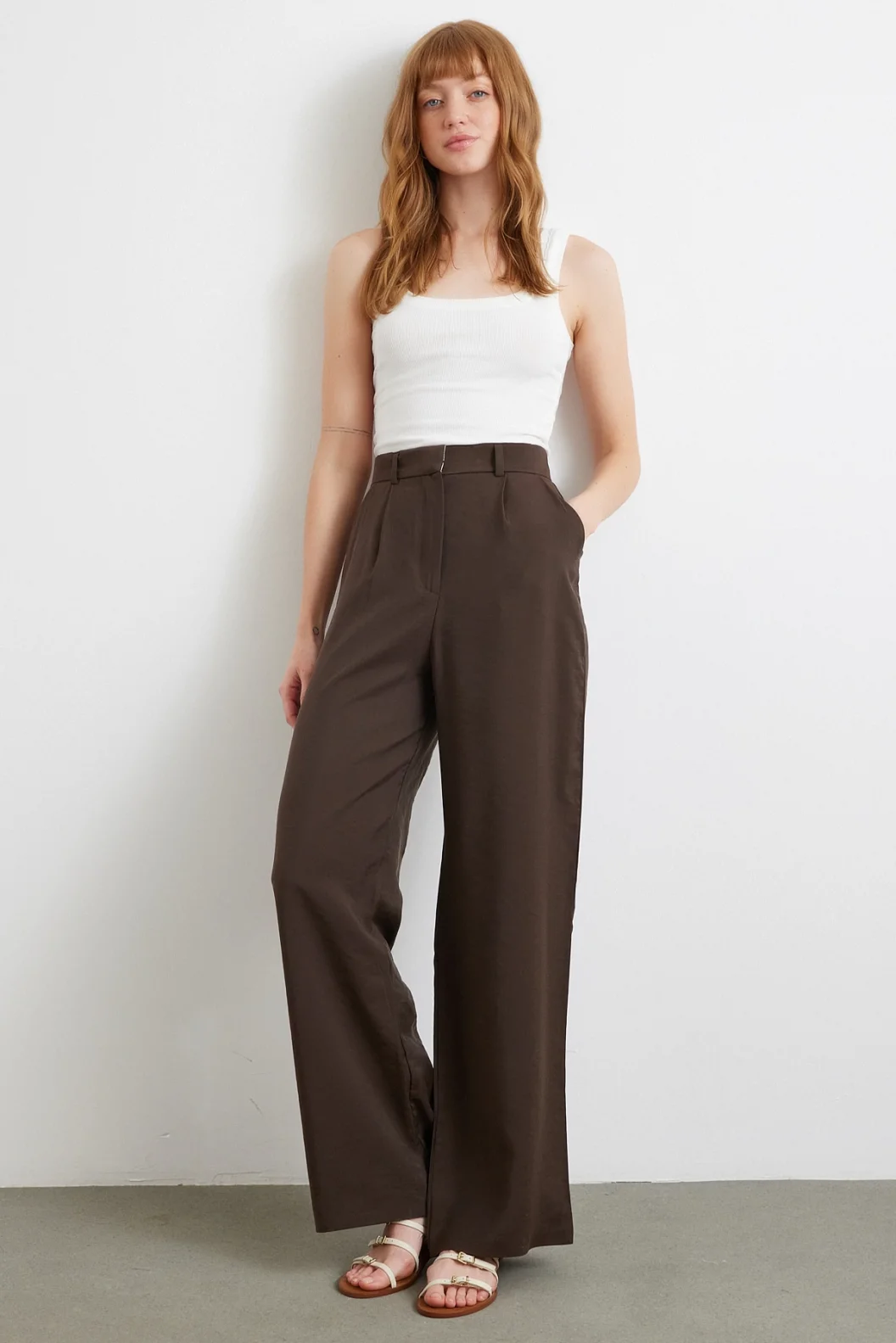 بنطلون بالازو باللون البني