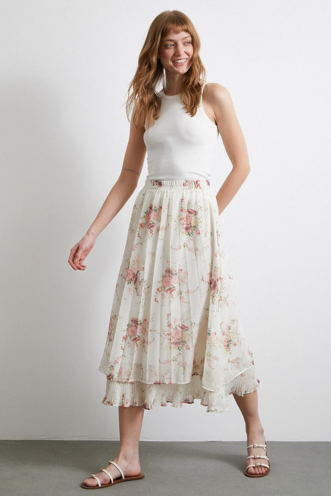 تنورة بخصر بفتحات باللون الكريم