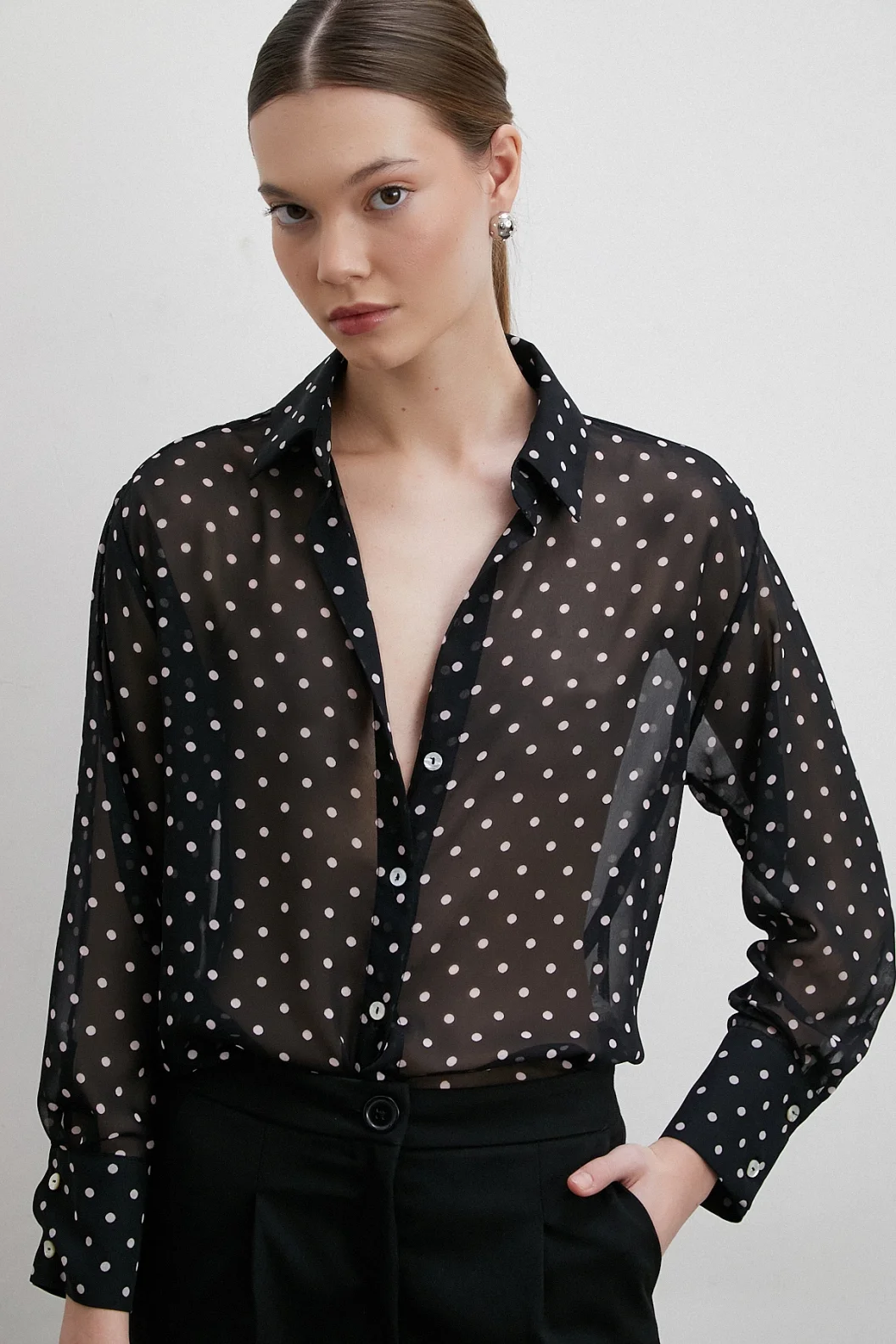 قميص مطبوع بالنقاط السوداء