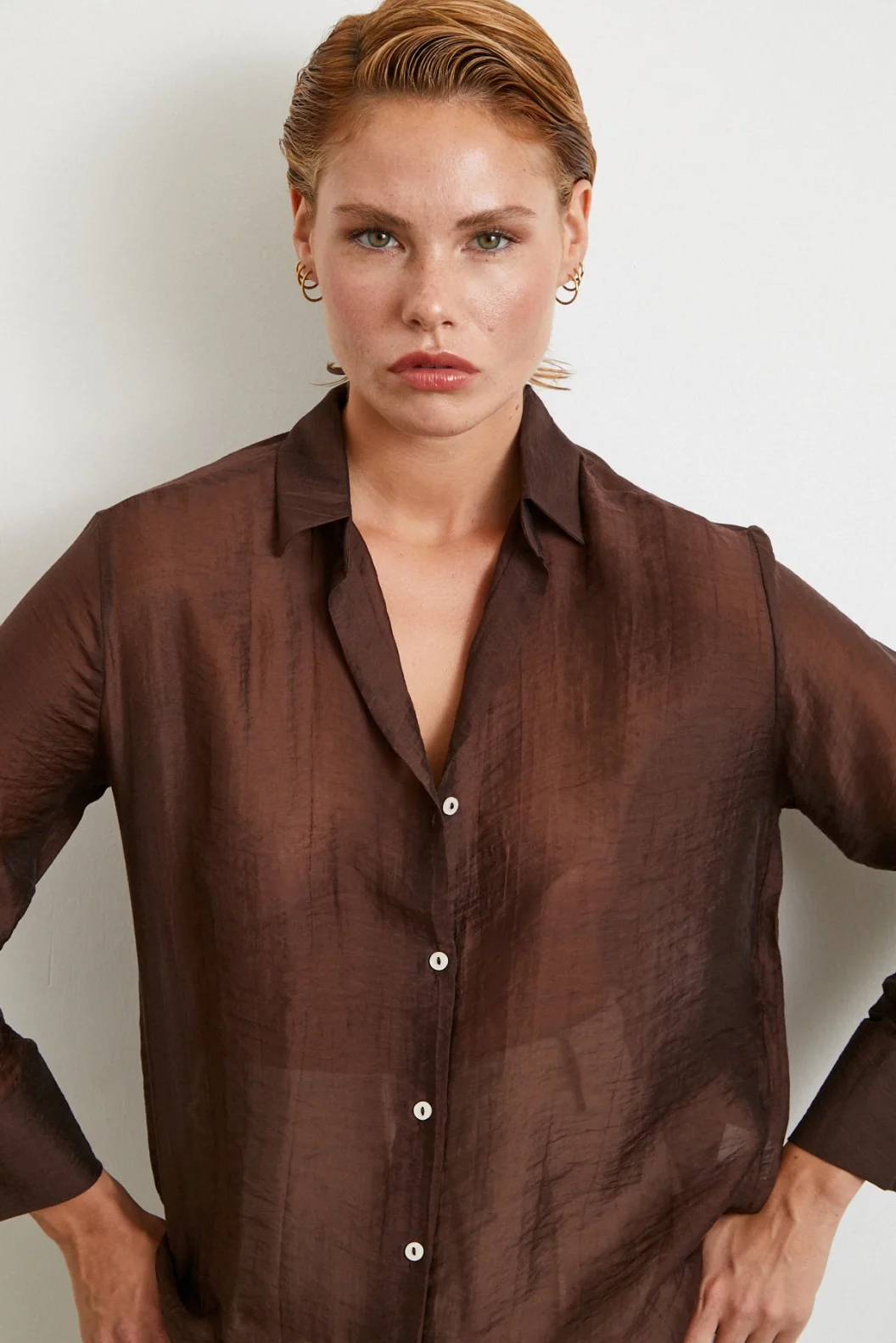 قميص ياقة الرقبة البني اللون الأساسي