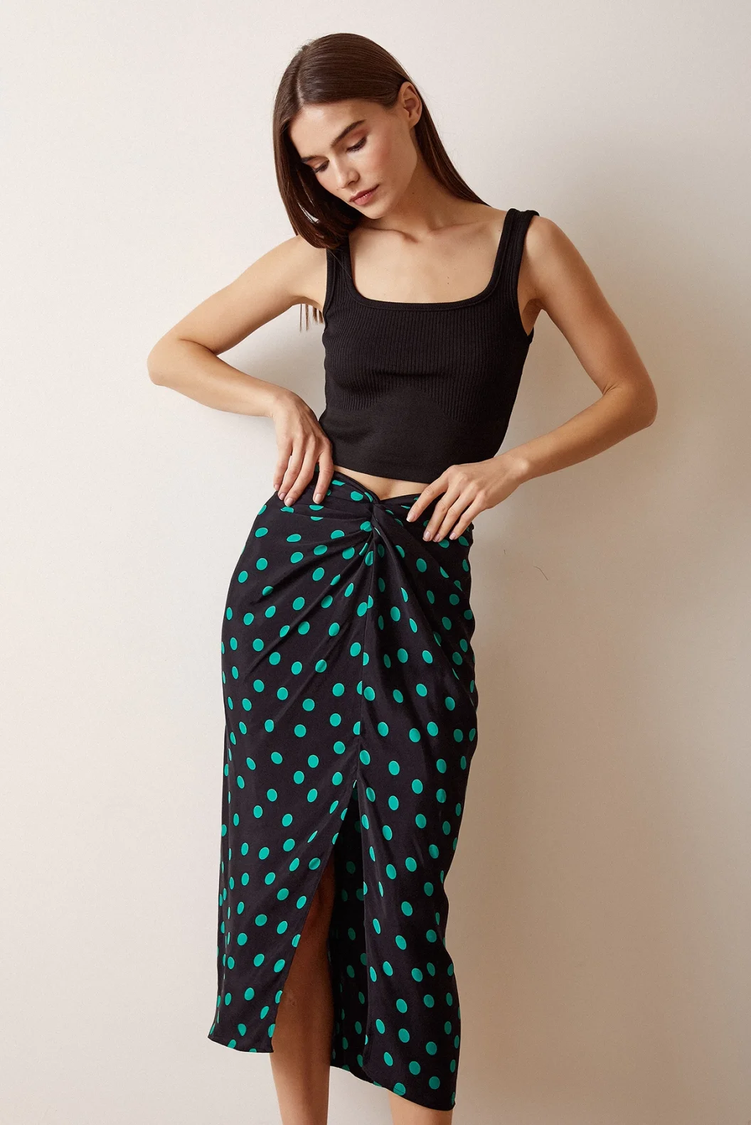 تنورة مخططة بأزرار بلون أخضر داكن