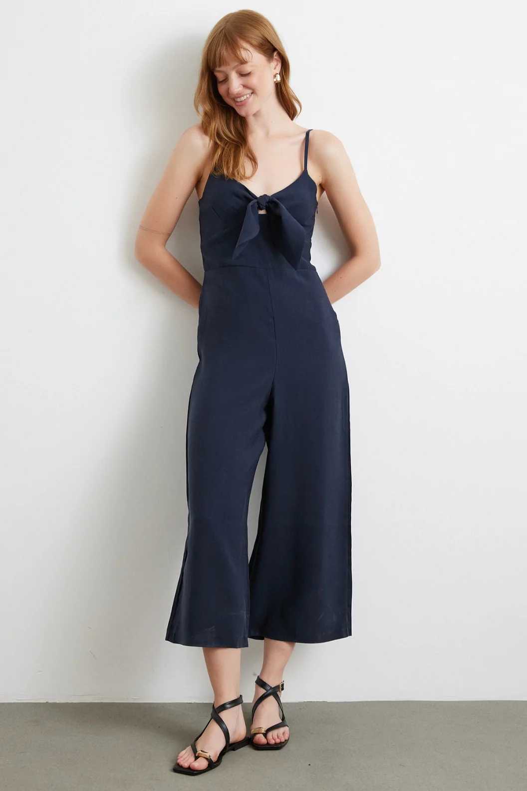 قطعة ليكرا بحمالات وعقدة عند الخصر في اللون الأزرق الداكن