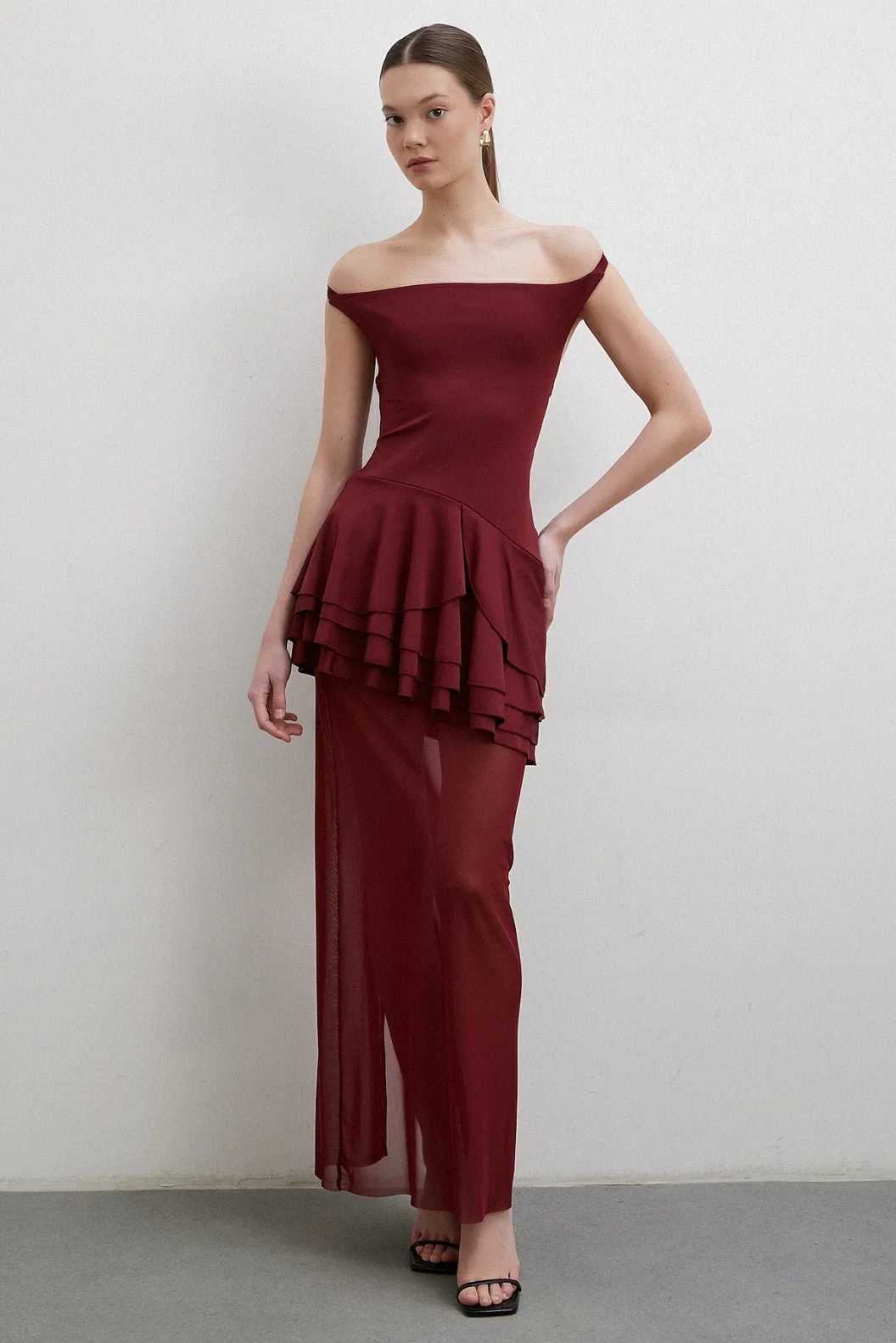 فستان تول بأشرطة مع حاشية باللون البوردو