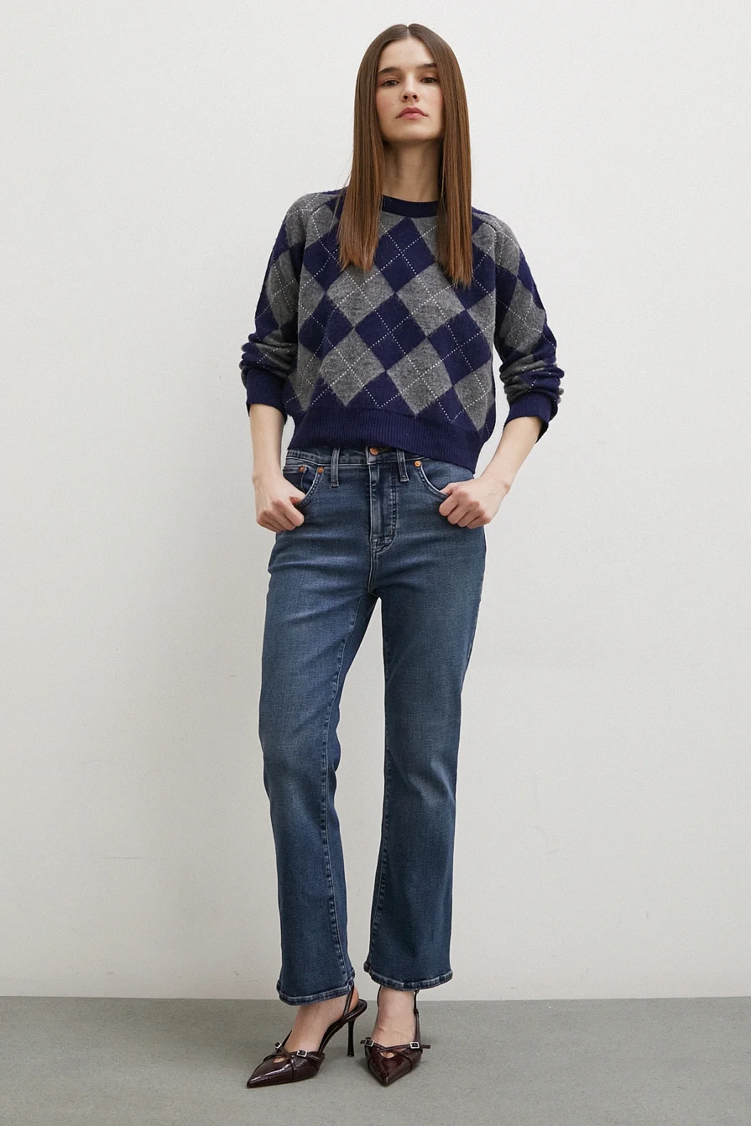 بنطلون جينز بطول الأنابيب الداكنة