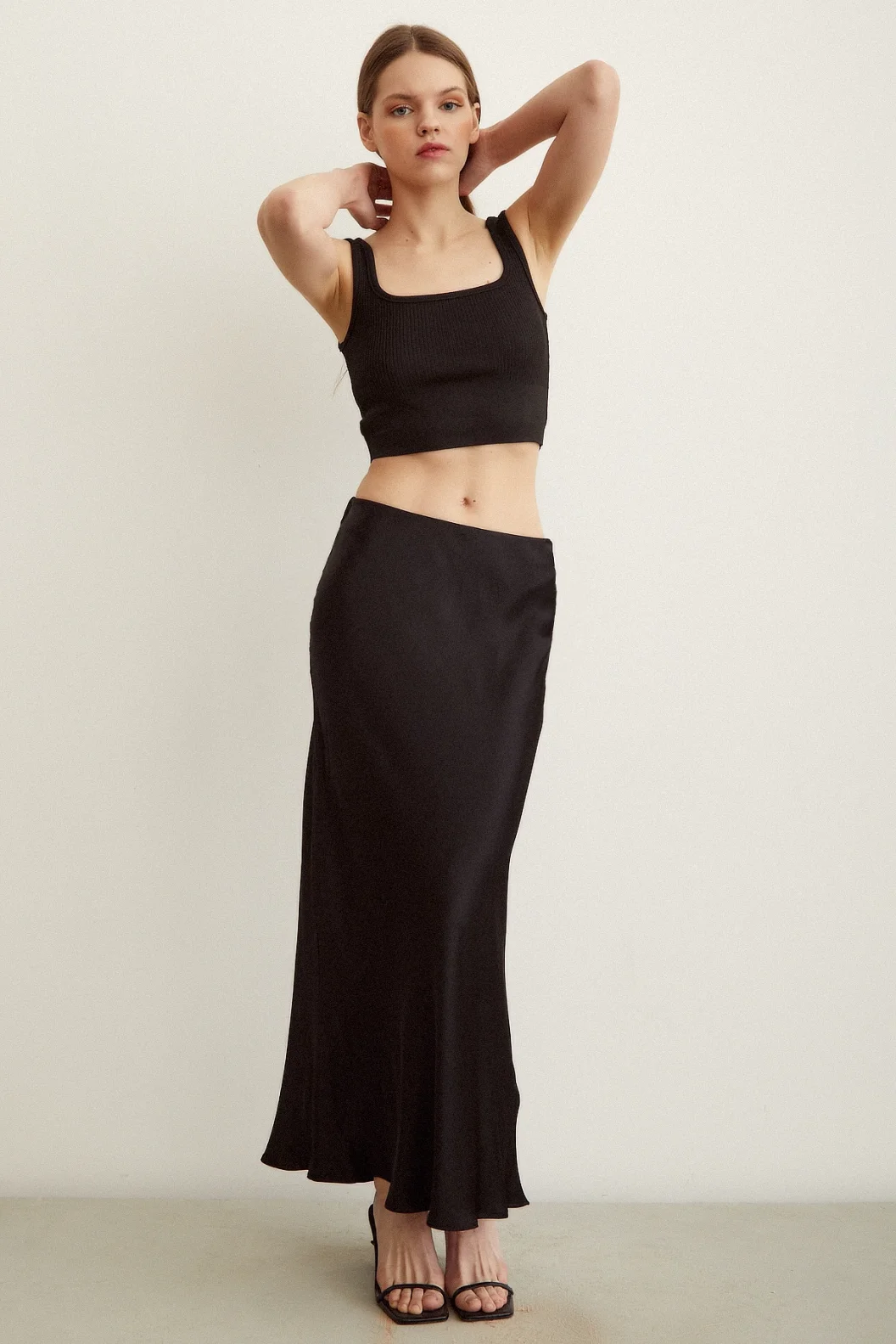 التنورة الساتان المائلة باللون الأسود