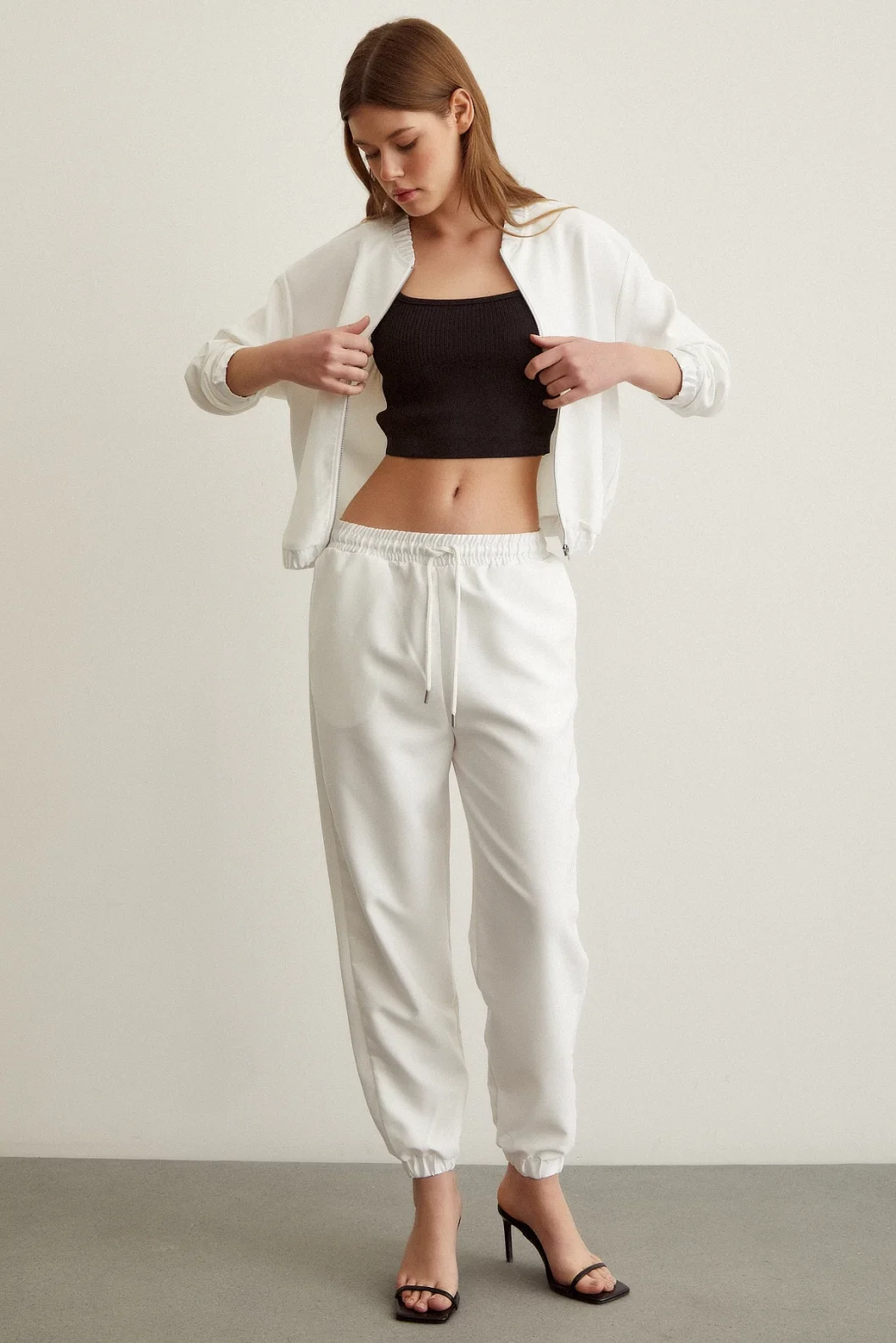 زي رياضي نسائي بقصة مريحة - أبيض