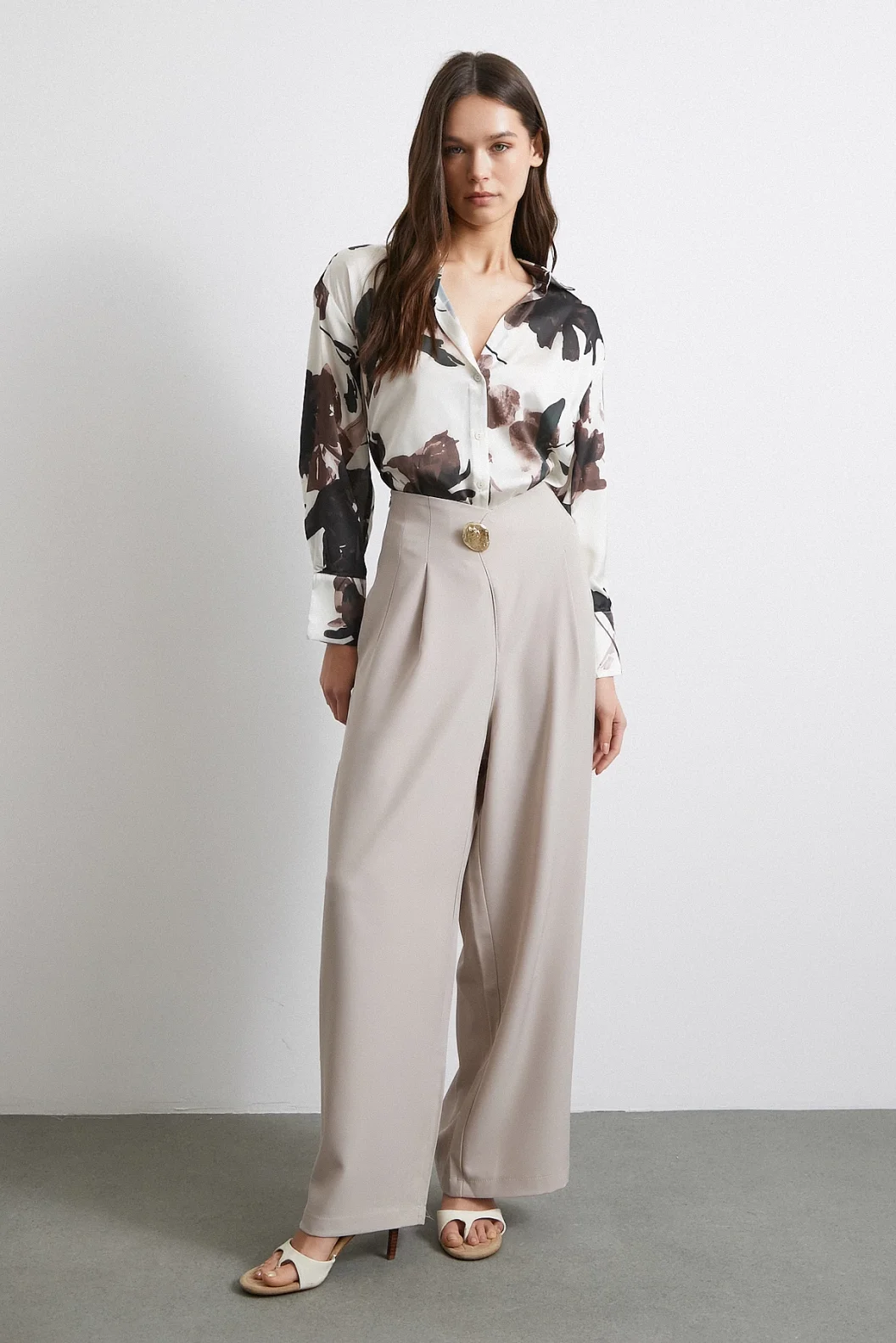 بنطلون بيج بتفاصيل أزرار وجيوب بقصة مستقيمة