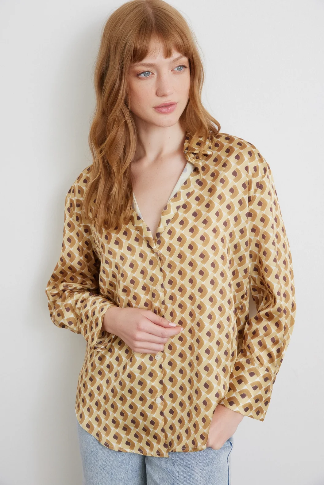 Geometrisches gemustertes Satinhemd in Beige