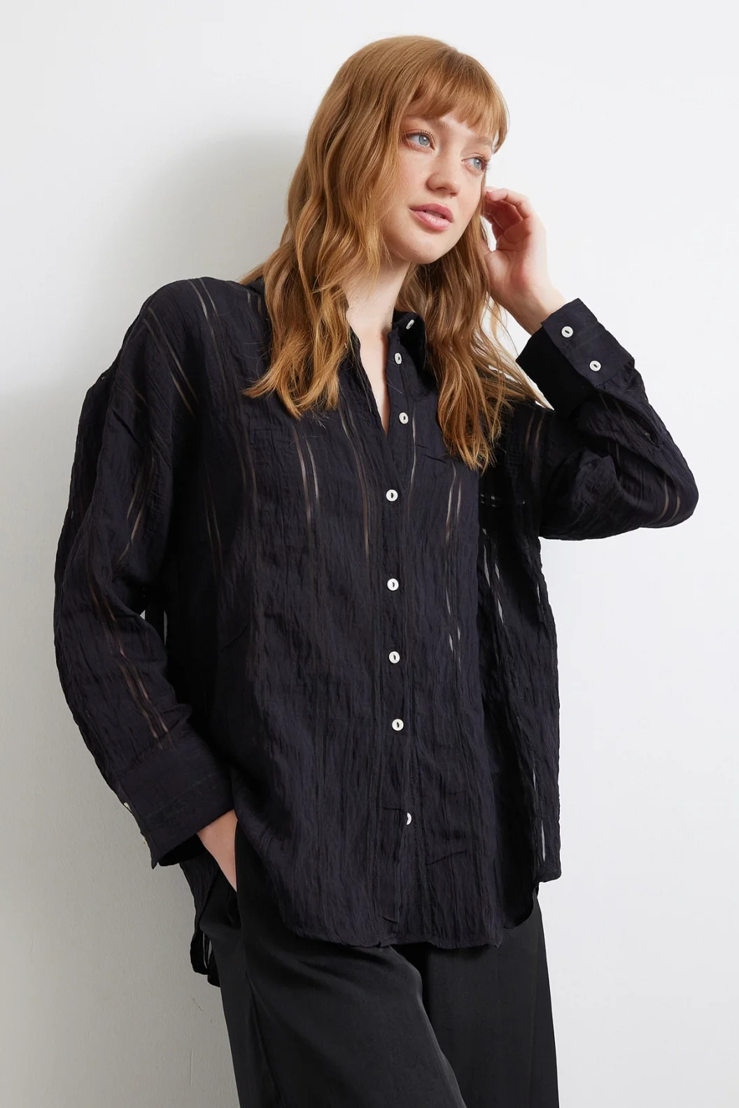 قميص مخطط من الأورجانزا أسود