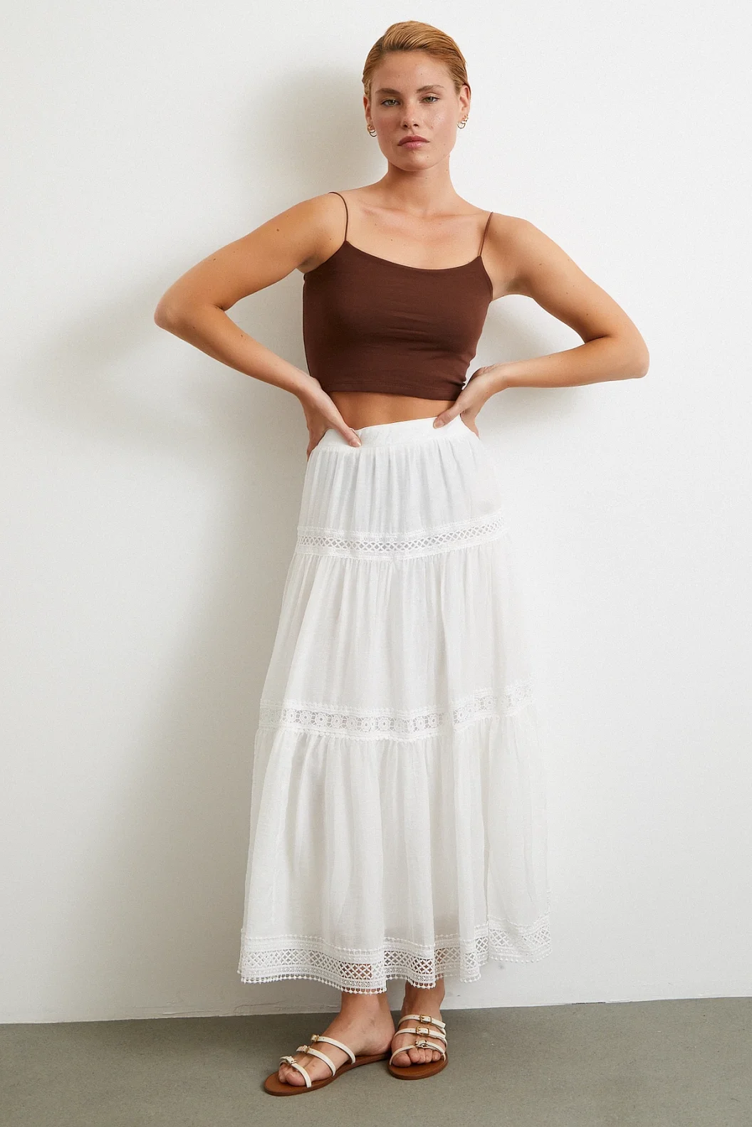 التنورة القصيرة القماشية البيضاء