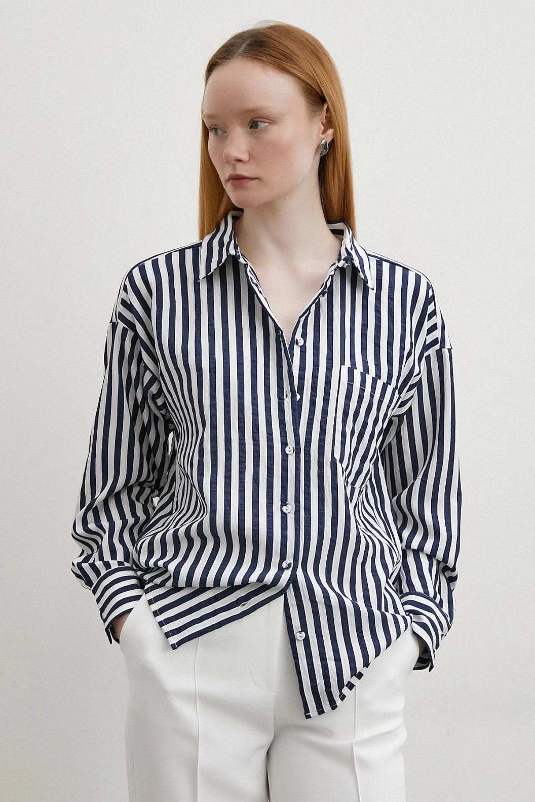 قميص متعدد الخطوط مع جيوب لون أزرق داكن