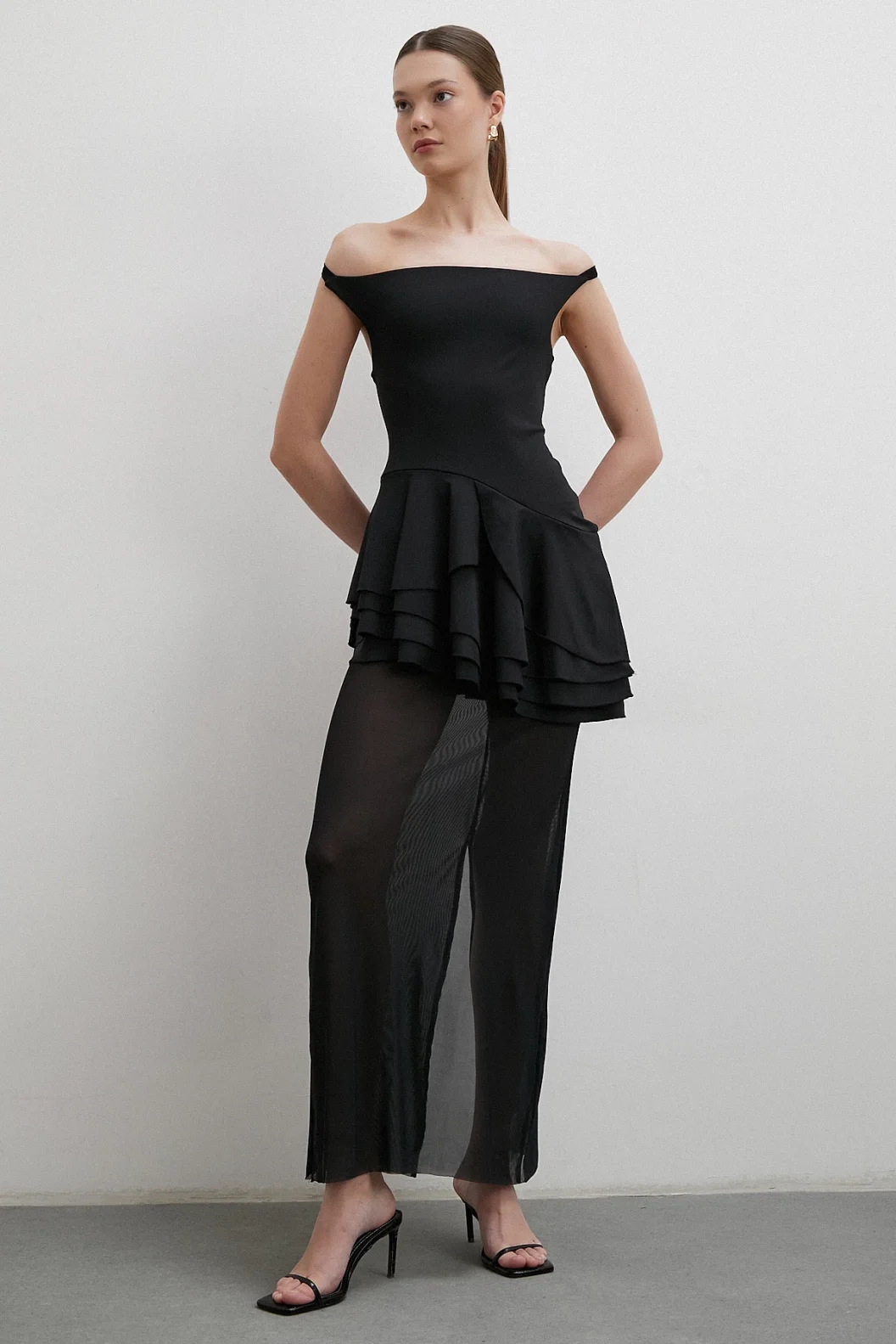 فستان تول بأشرطة على الرقبة بتنورة بالترتر - أسود