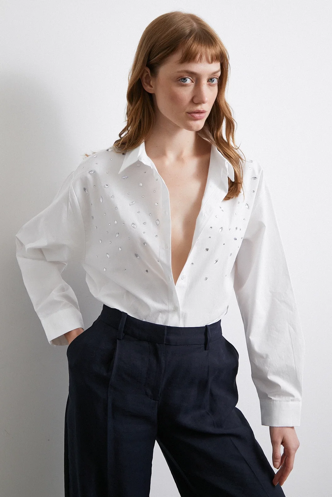 قميص بتفاصيل حجرية أبيض