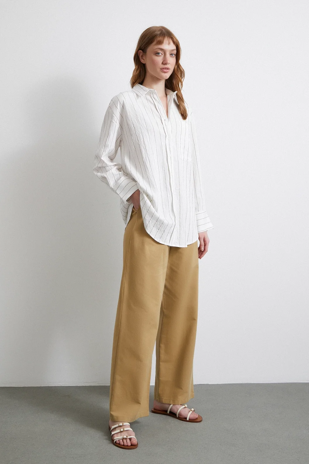 قميص مخطط بجيب بيج