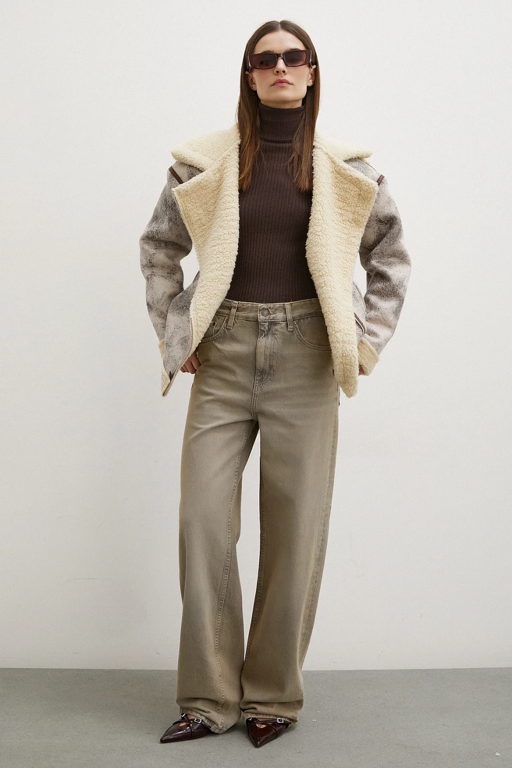 بنطلون جينز واسع عند الساق وخصر عالي