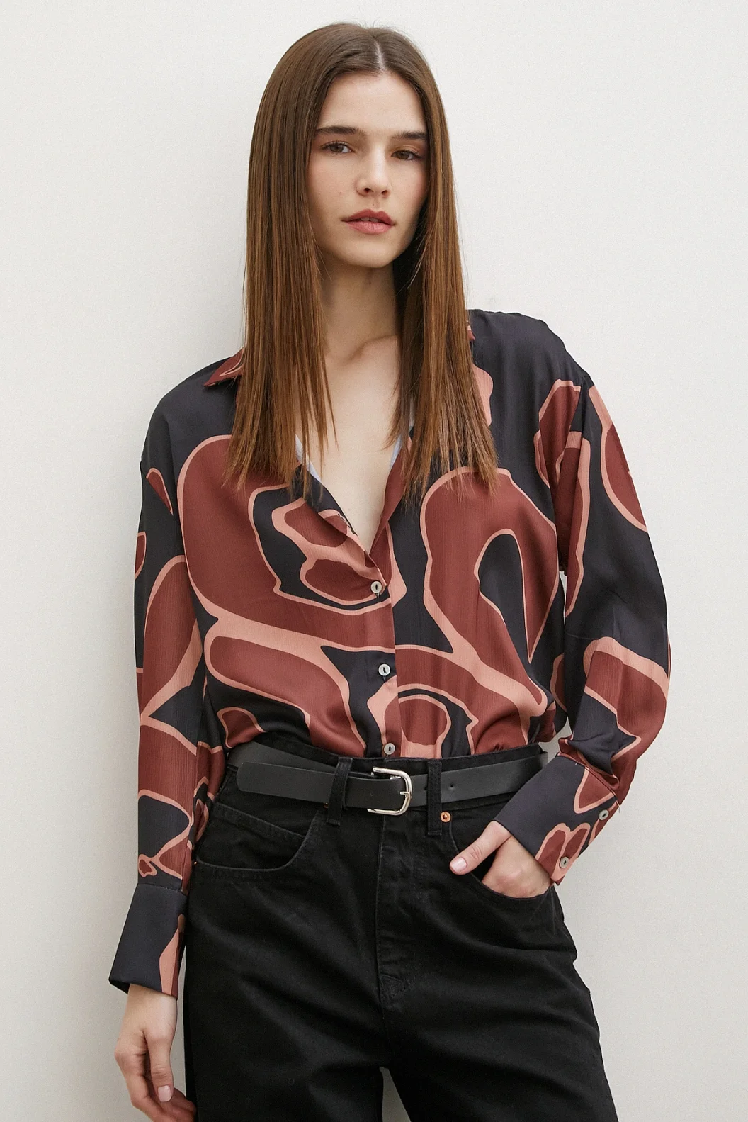 قميص حرير مطبوع باللون البني