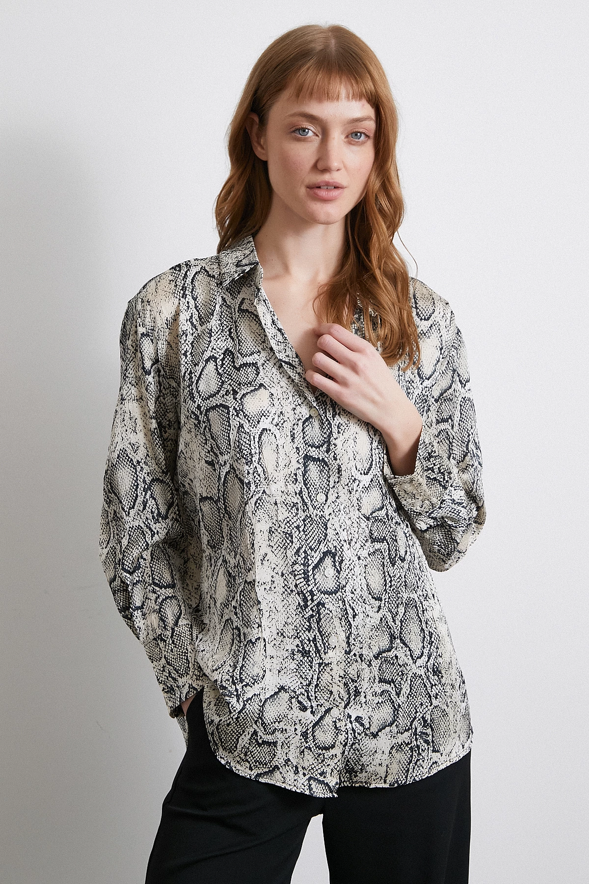 قميص بنقشة ثعبان رمادي