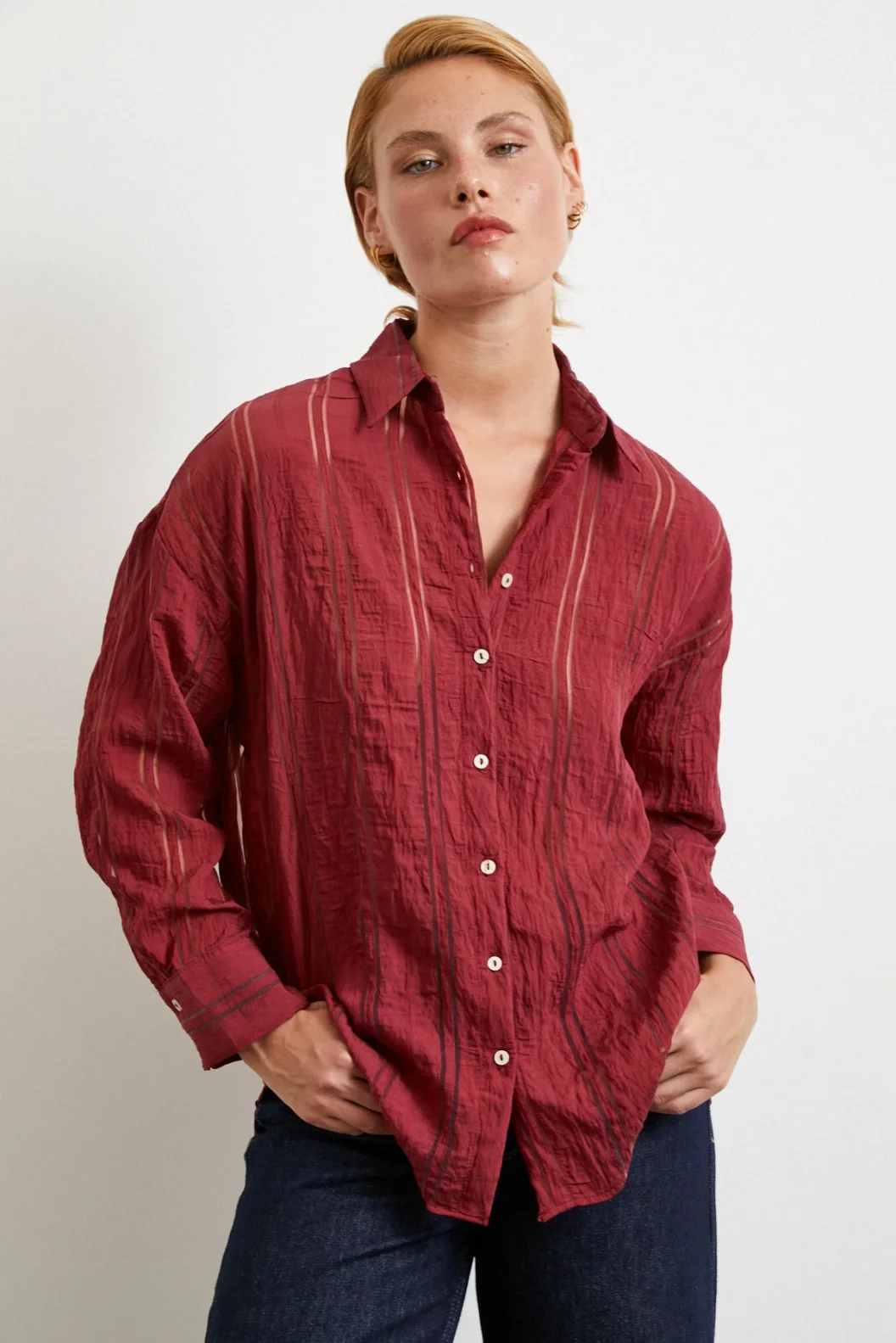 قميص مخطط من الأورجانزا بلون البوردو