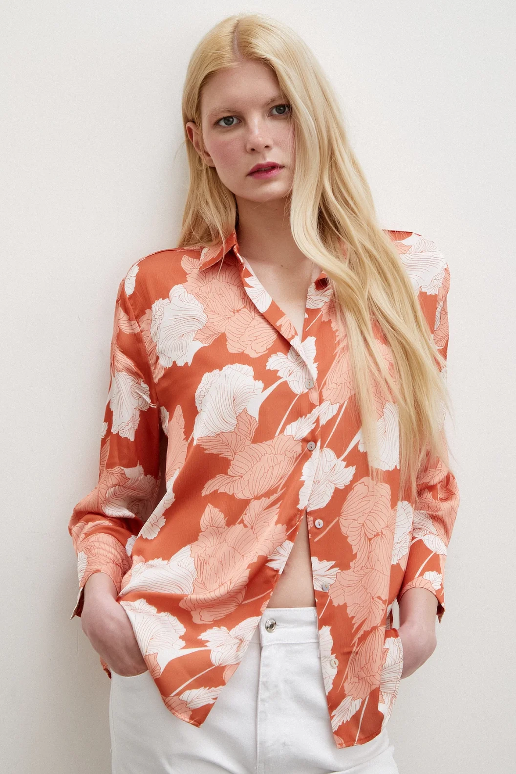 V-Ausschnitt Satinbluse Ziegelstein