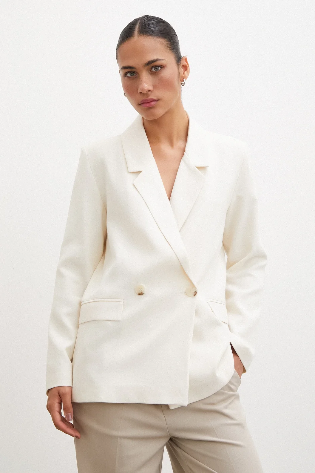 الستر بليزر مزدوج الأزرار من الكتان بلون الإكرو