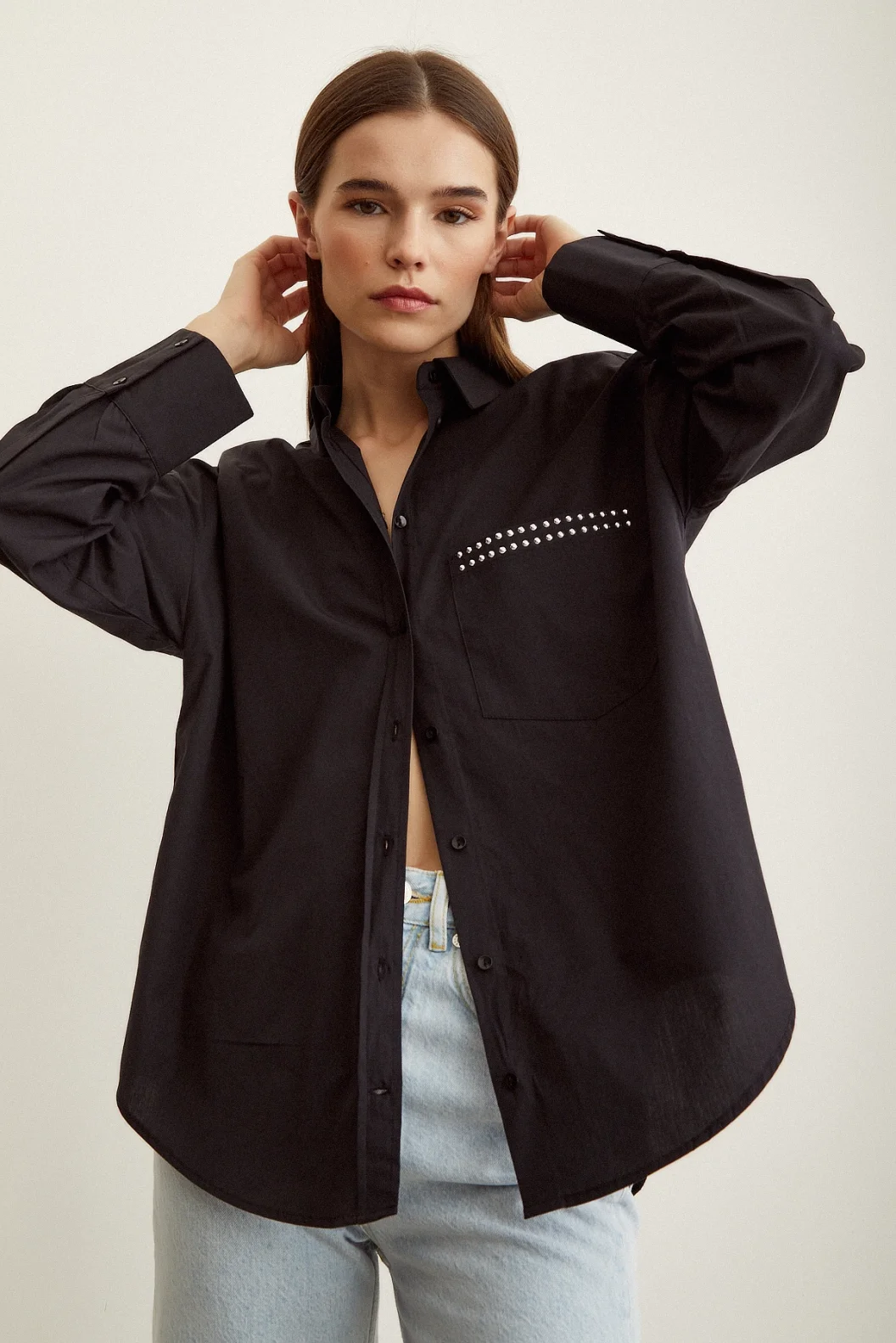 قميص بوبلين بتفاصيل حجرية أسود