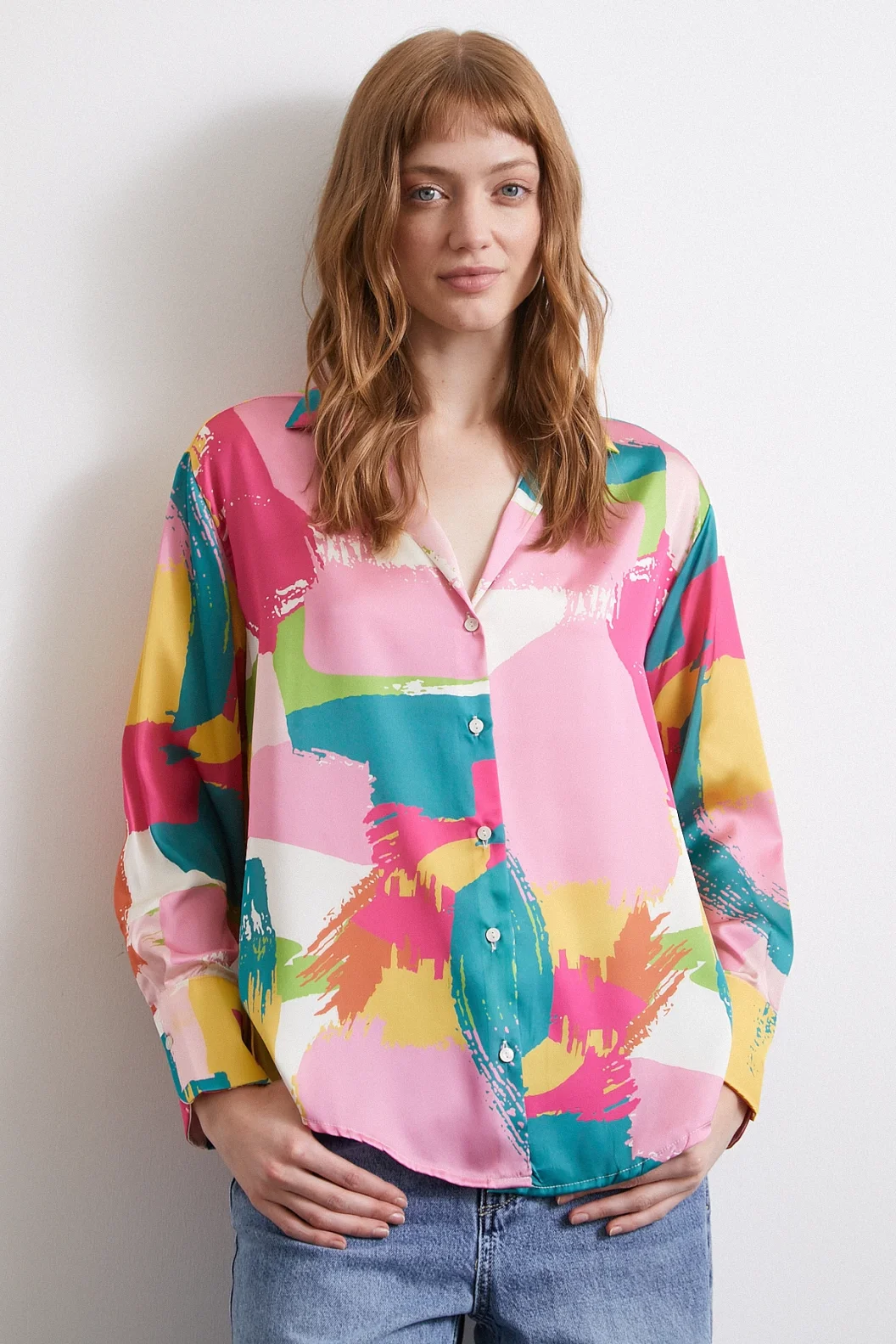 قميص بقصة ياقة V مطبوع باللون البودرة