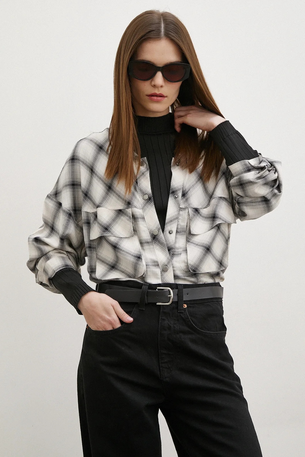 قميص مربعات مُصمّم بجيوب متفاوتة