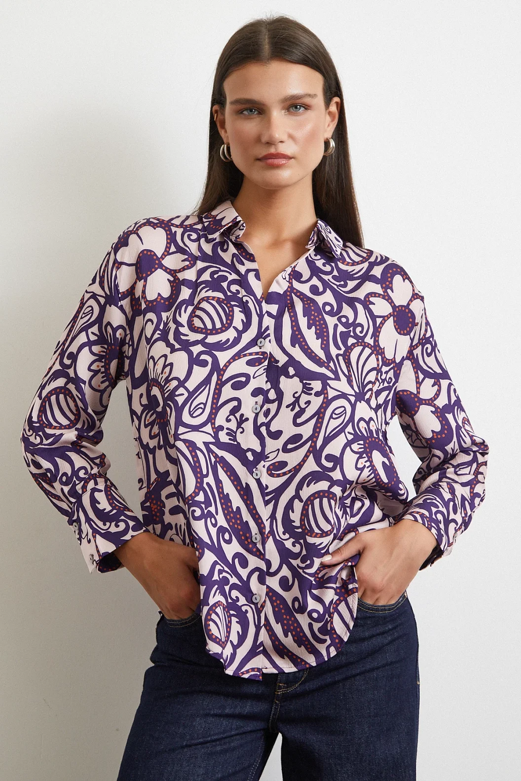 قميص حريري بنمط زهور باللون الأرجواني