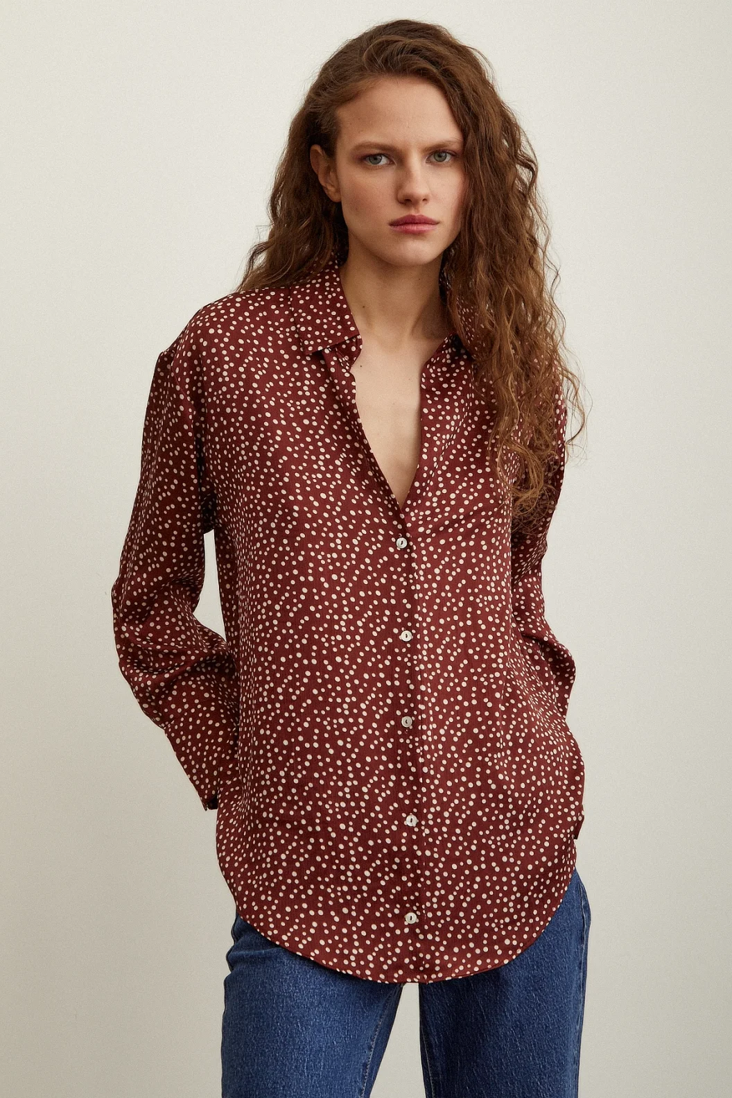 قميص حرير مطبوع بنقاط الطوب