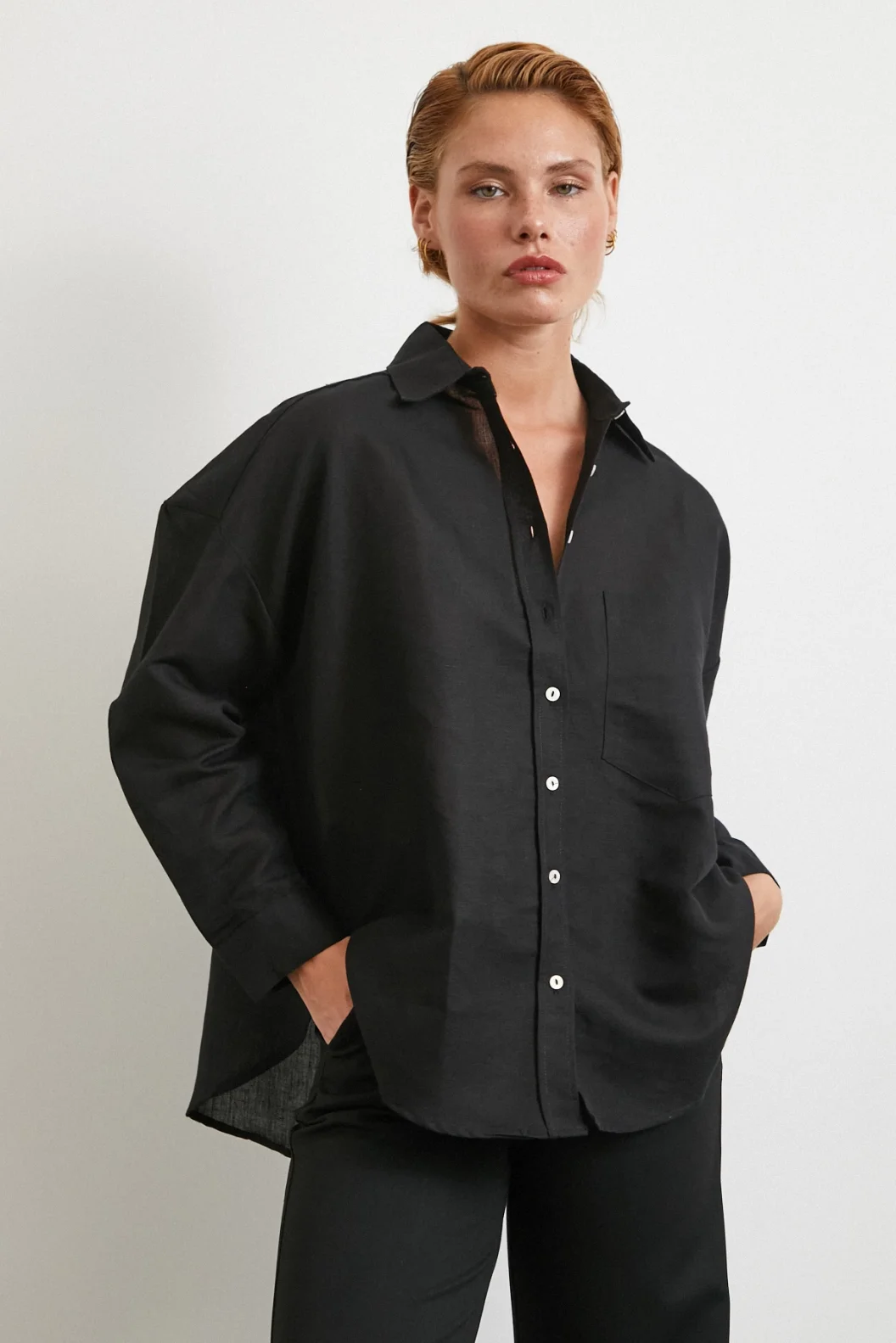 تي شيرت كتان فضفاض بجيوب كبيرة الحجم