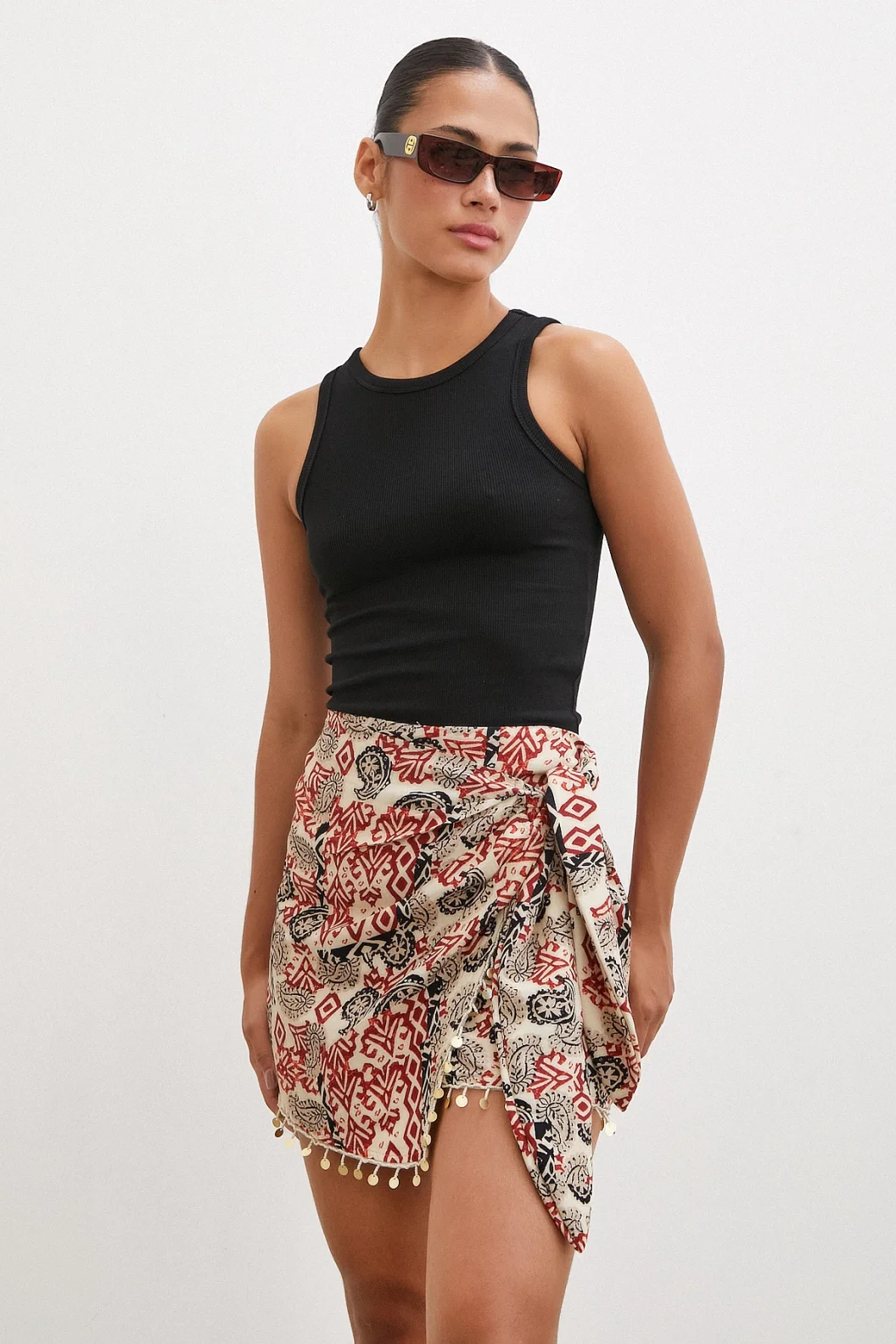 تنورة قصيرة بتفاصيل نقود باللون البيچ